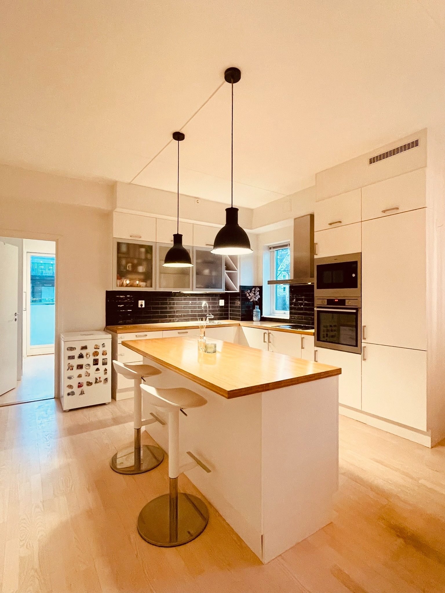 Oppgradert integrert kjøkken med kjøkkenøy for sosiale sammenkomster