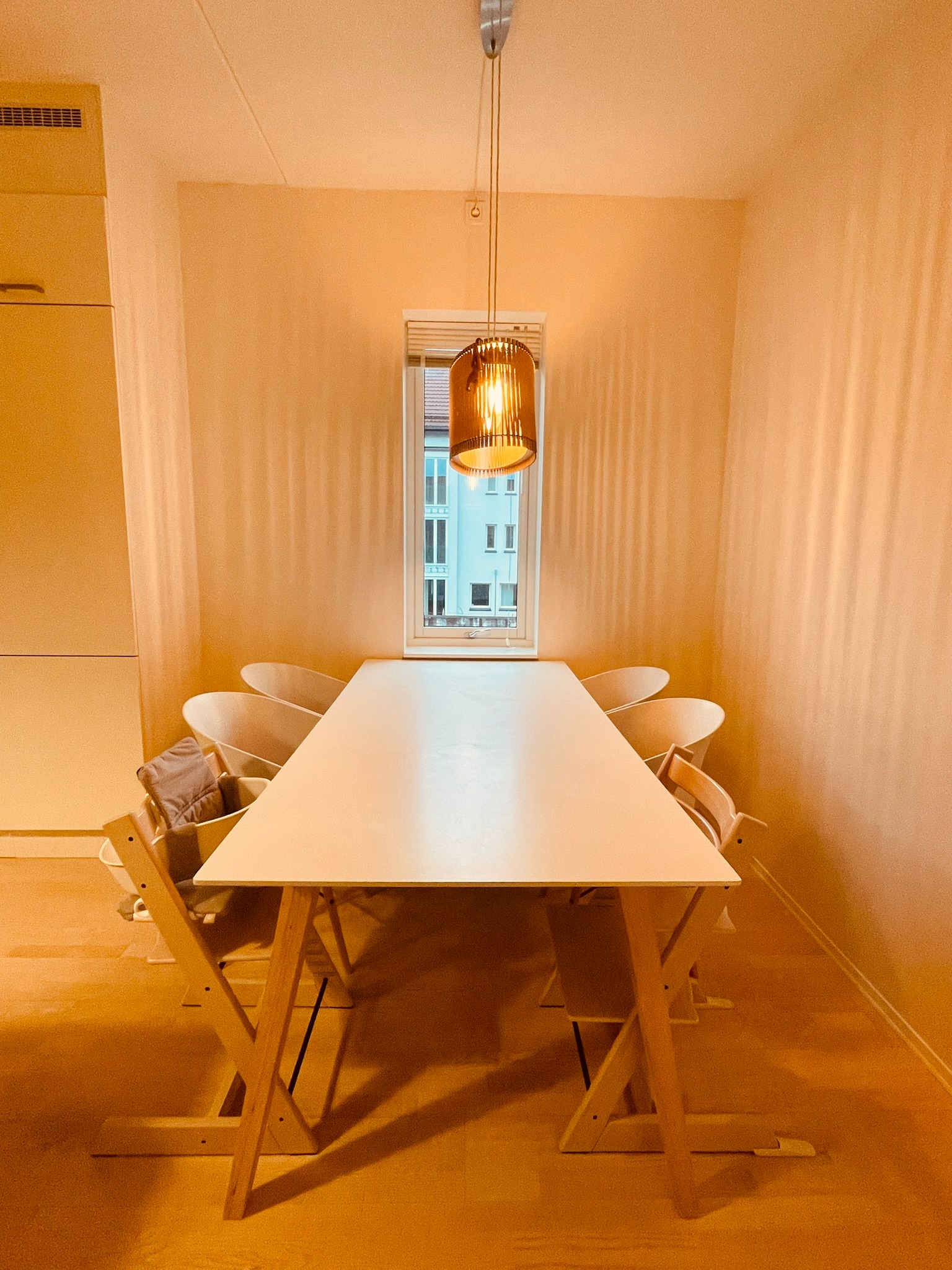 Stort spisebord med tilleggsplate for opptil 12 sitteplasser