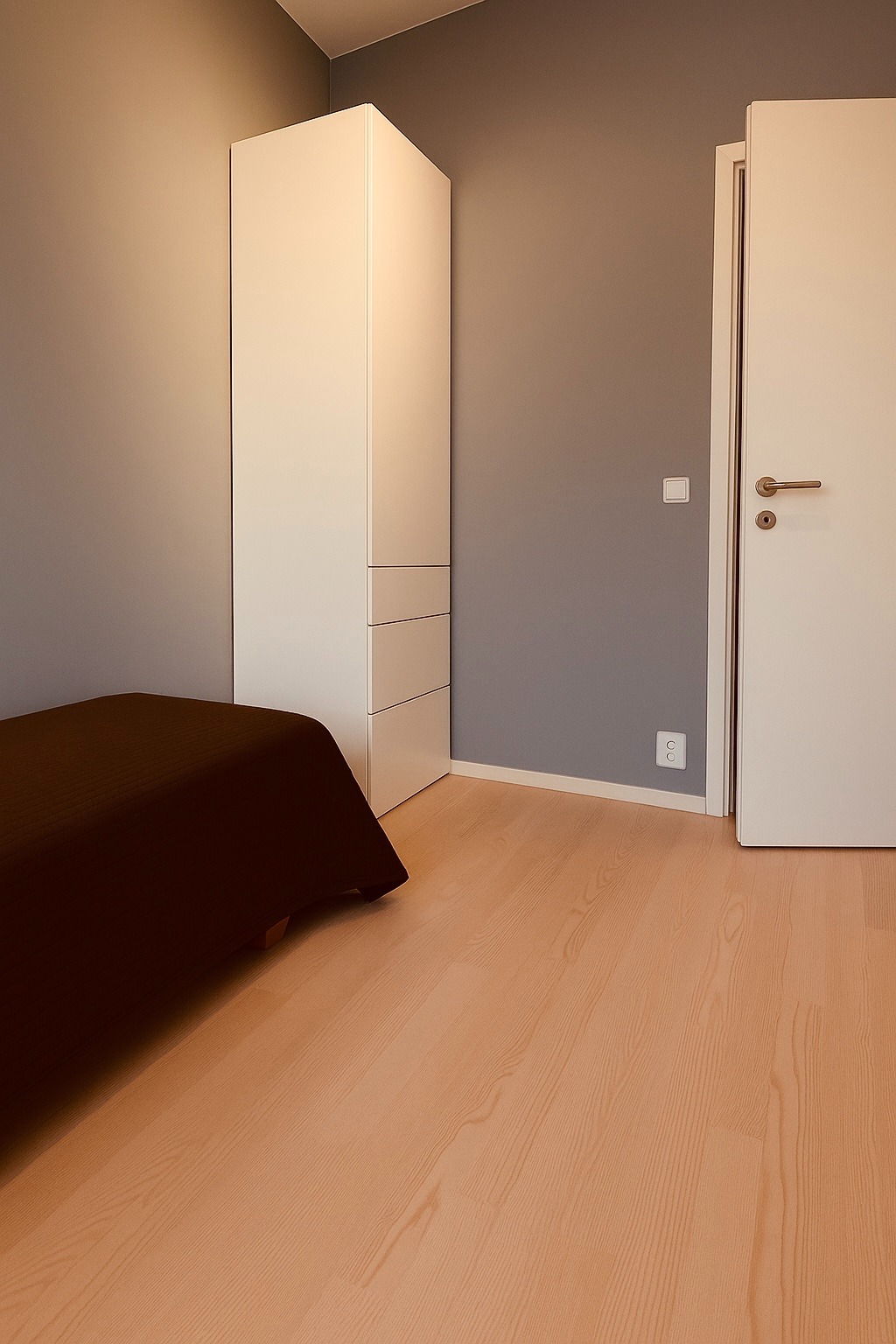 Rom 1. En bokhylle kan medfølge hvis ønskelig.