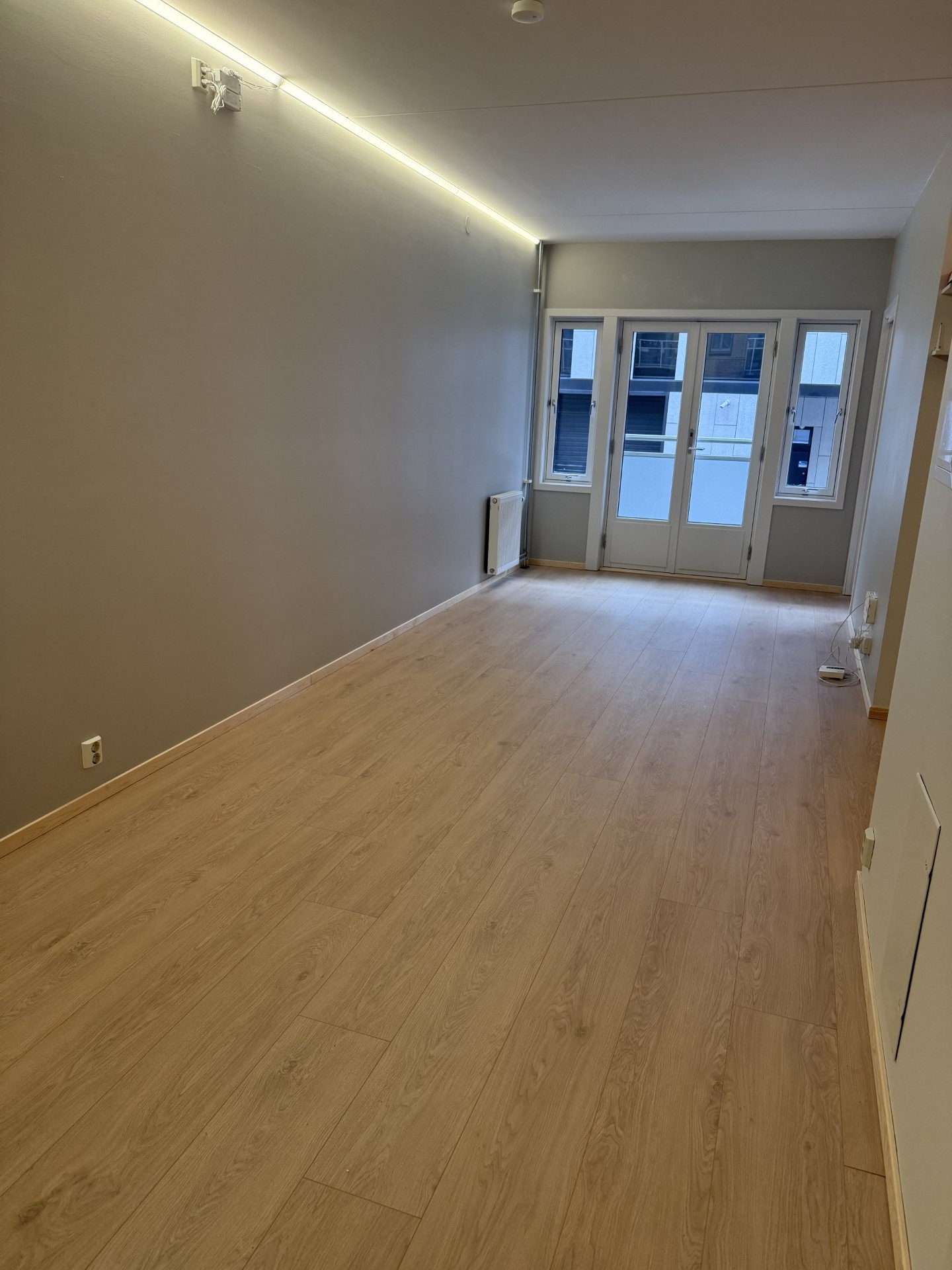 Nymalt stue. Med god plass til sofa og en spisegruppe.