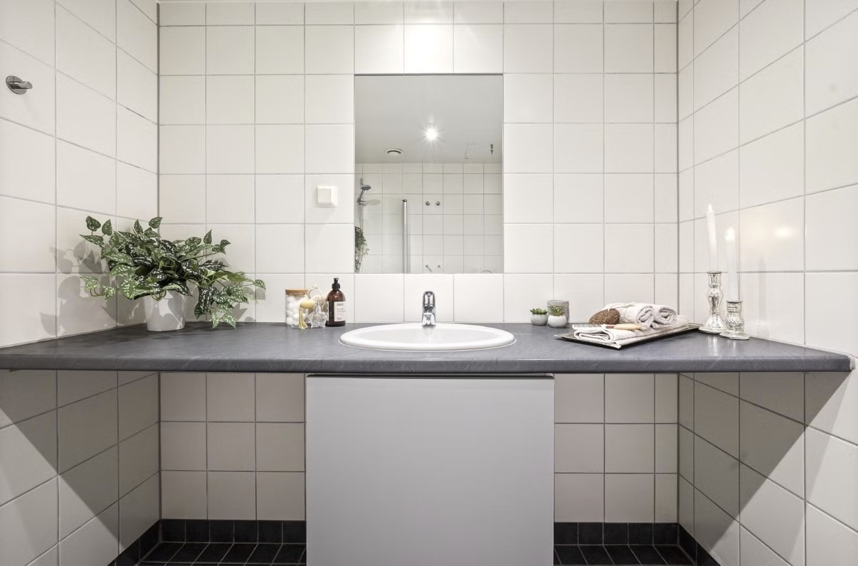 Baderomsinnredning består av vegghengt servant. Med opplegg for vaskemaskin, Utleier kan ordne dette