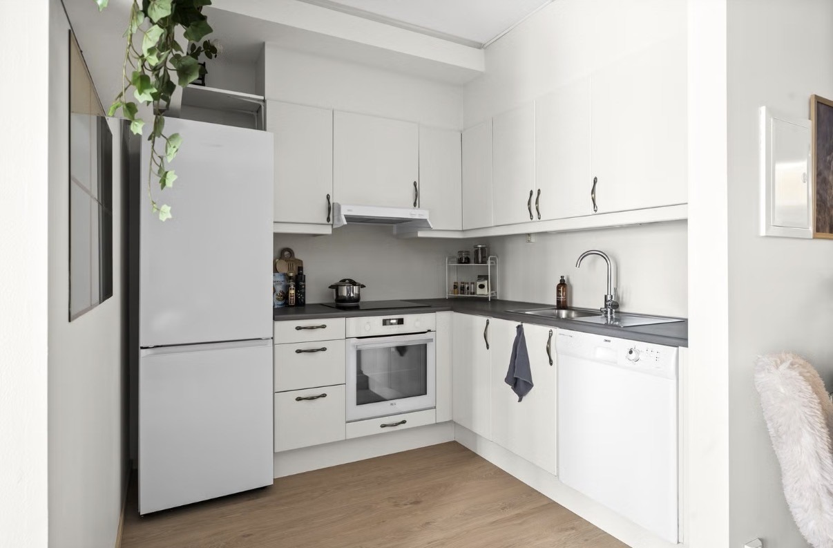 Kjøkken holdt i en sosial, åpen løsning mot stue. Rikelig med oppbevaringsplass. 