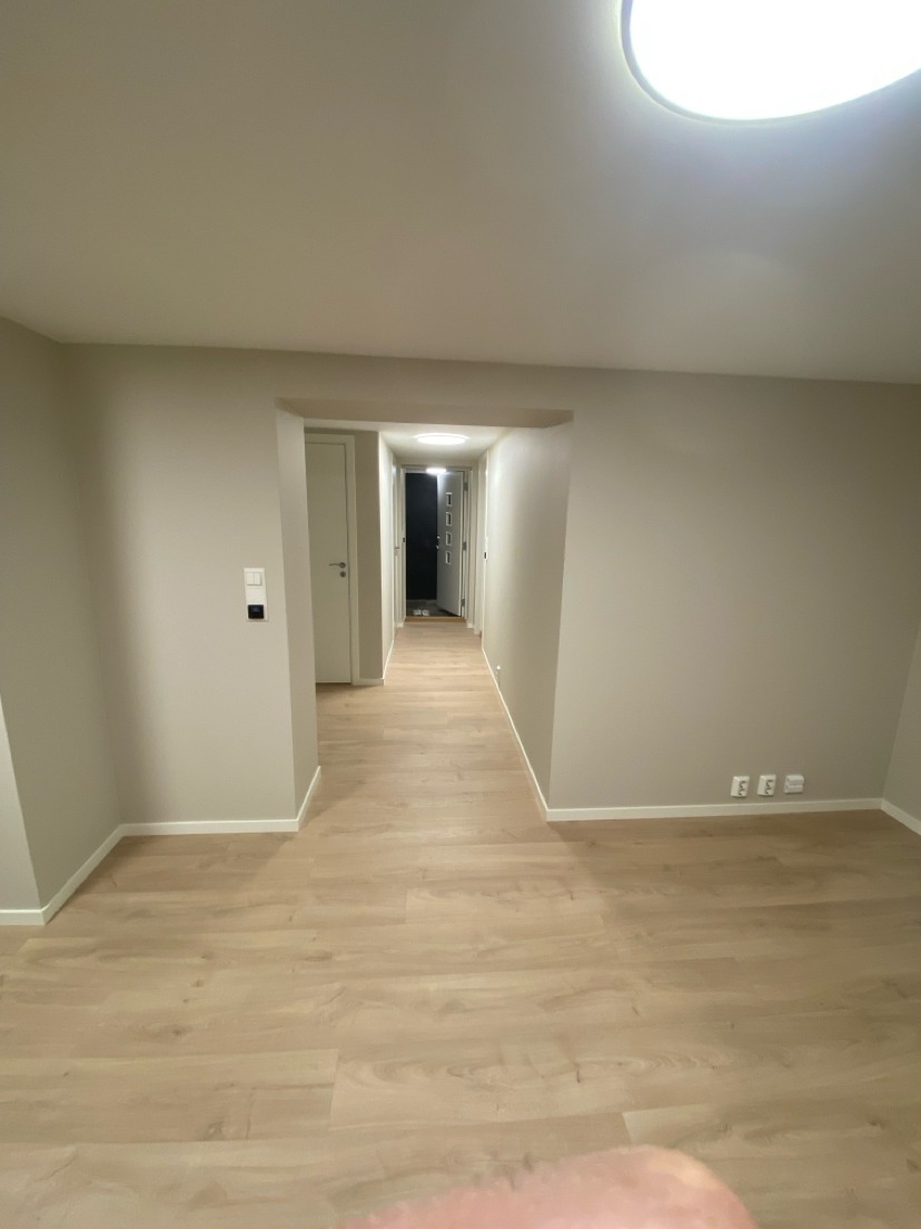 Bilde fra stua og ut mot gang 