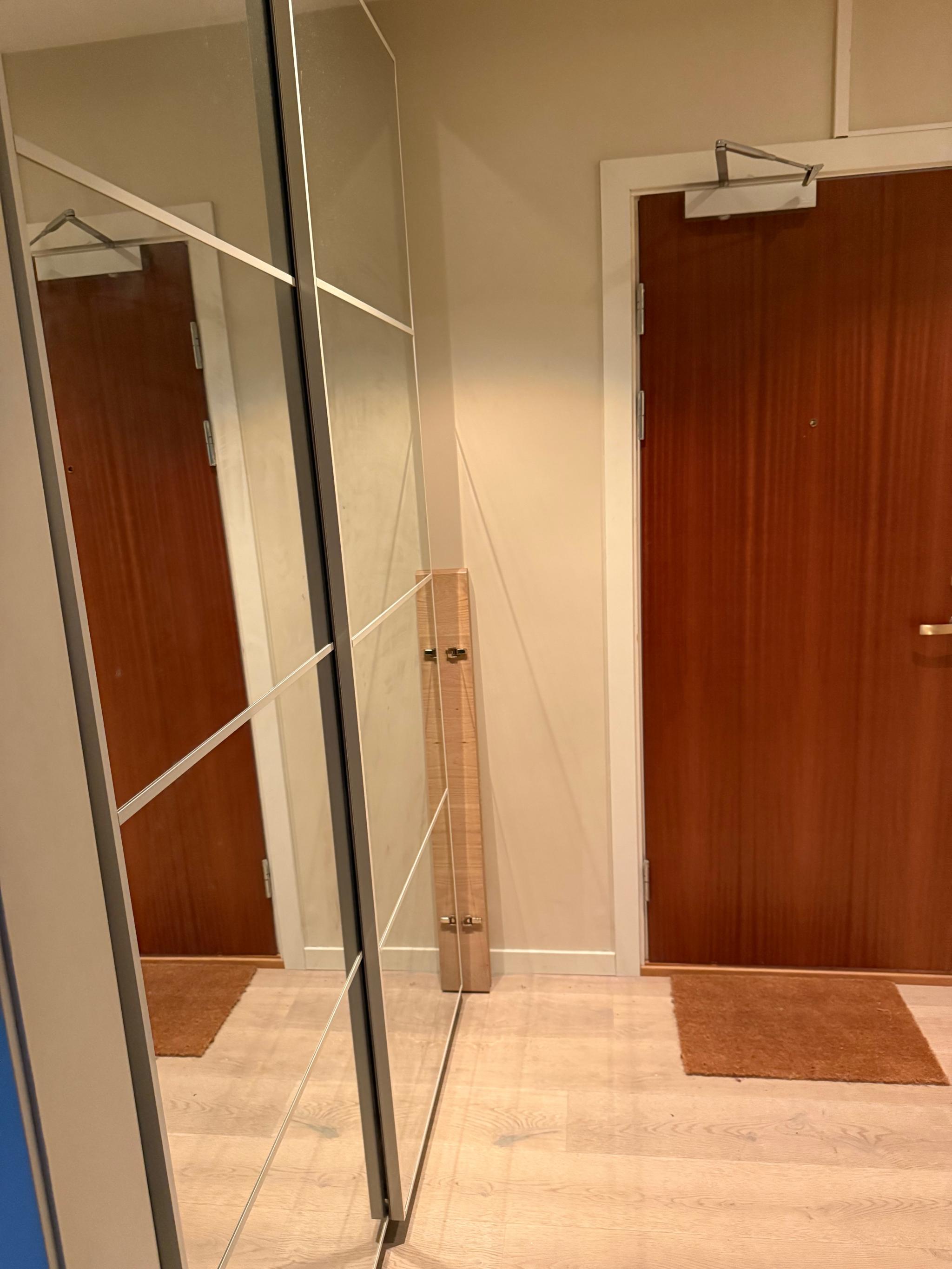 Gang med garderobeskap. 