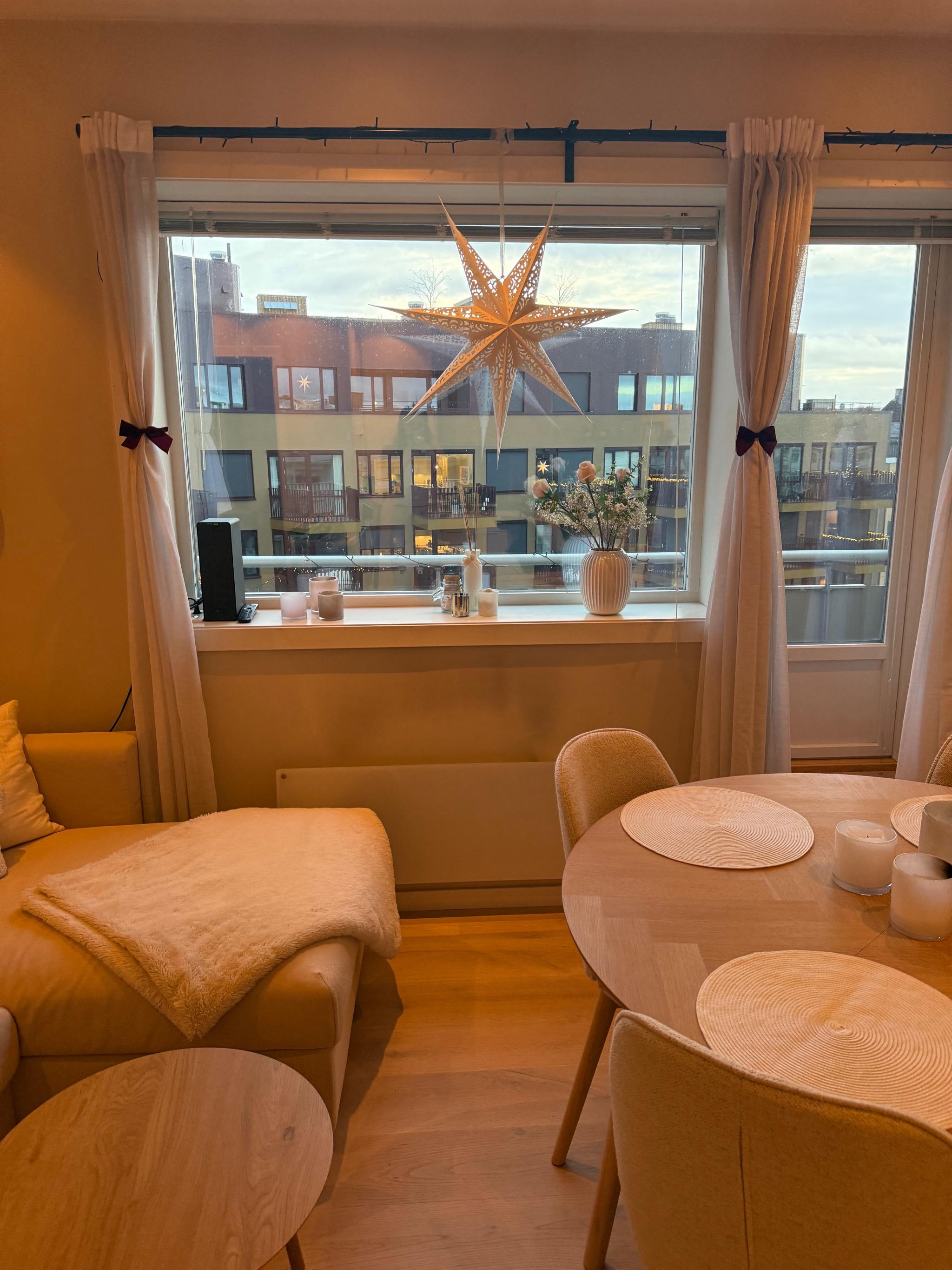 Stuen med balkong utenfor vindu.