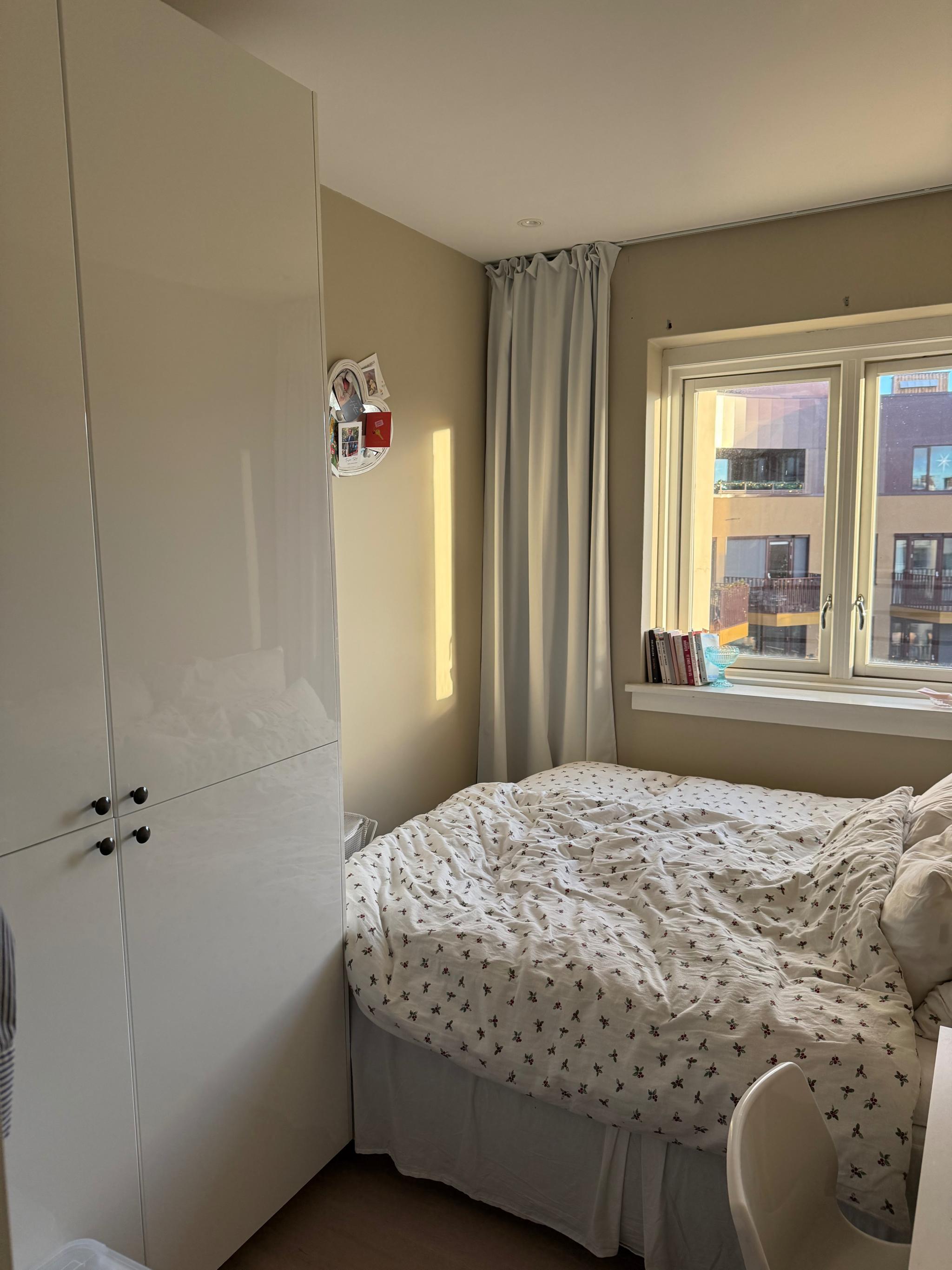 Soverom med seng og 2 skap (1 skap ikke avbildet).