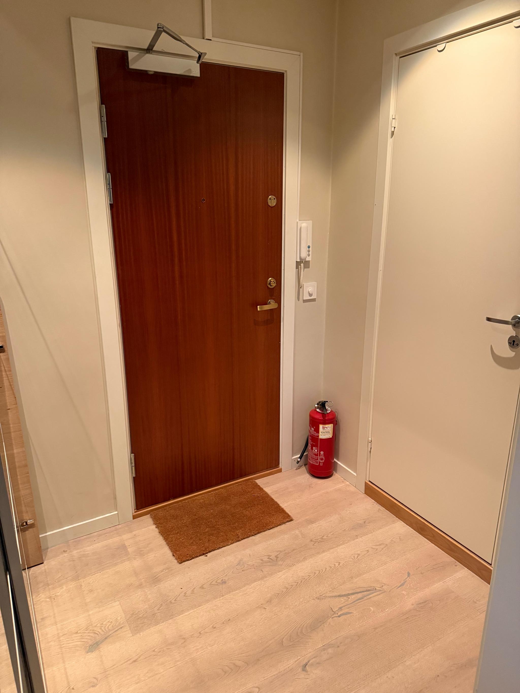 Gang med dør til bad.