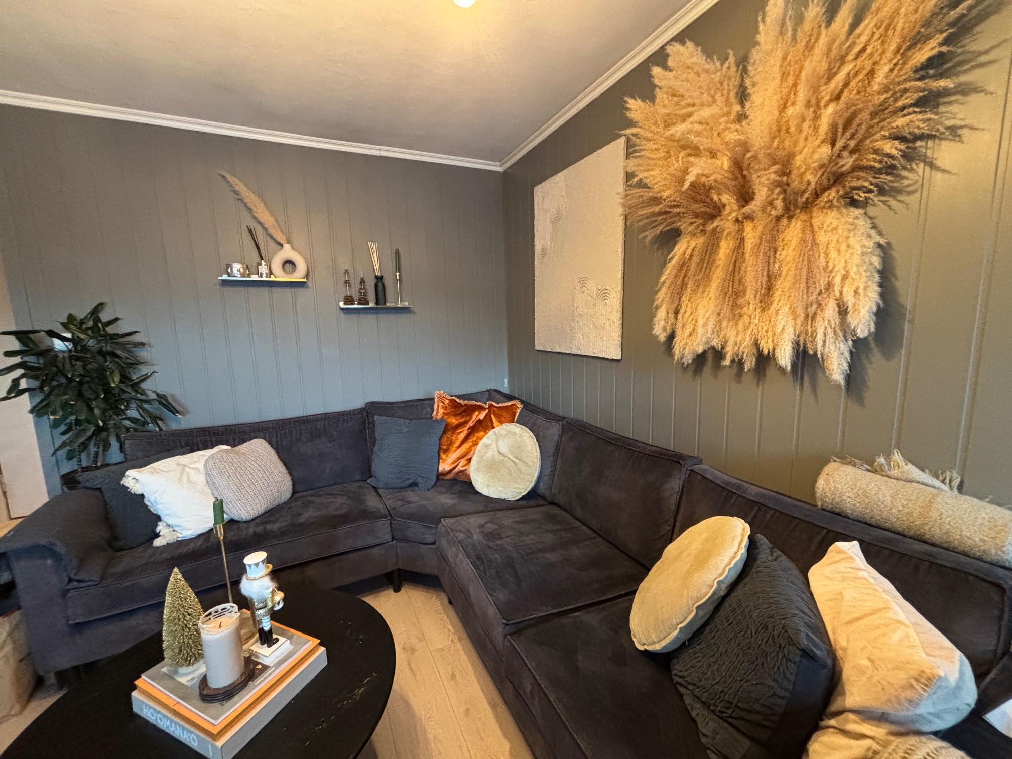 Stue med stor hjørnesofa