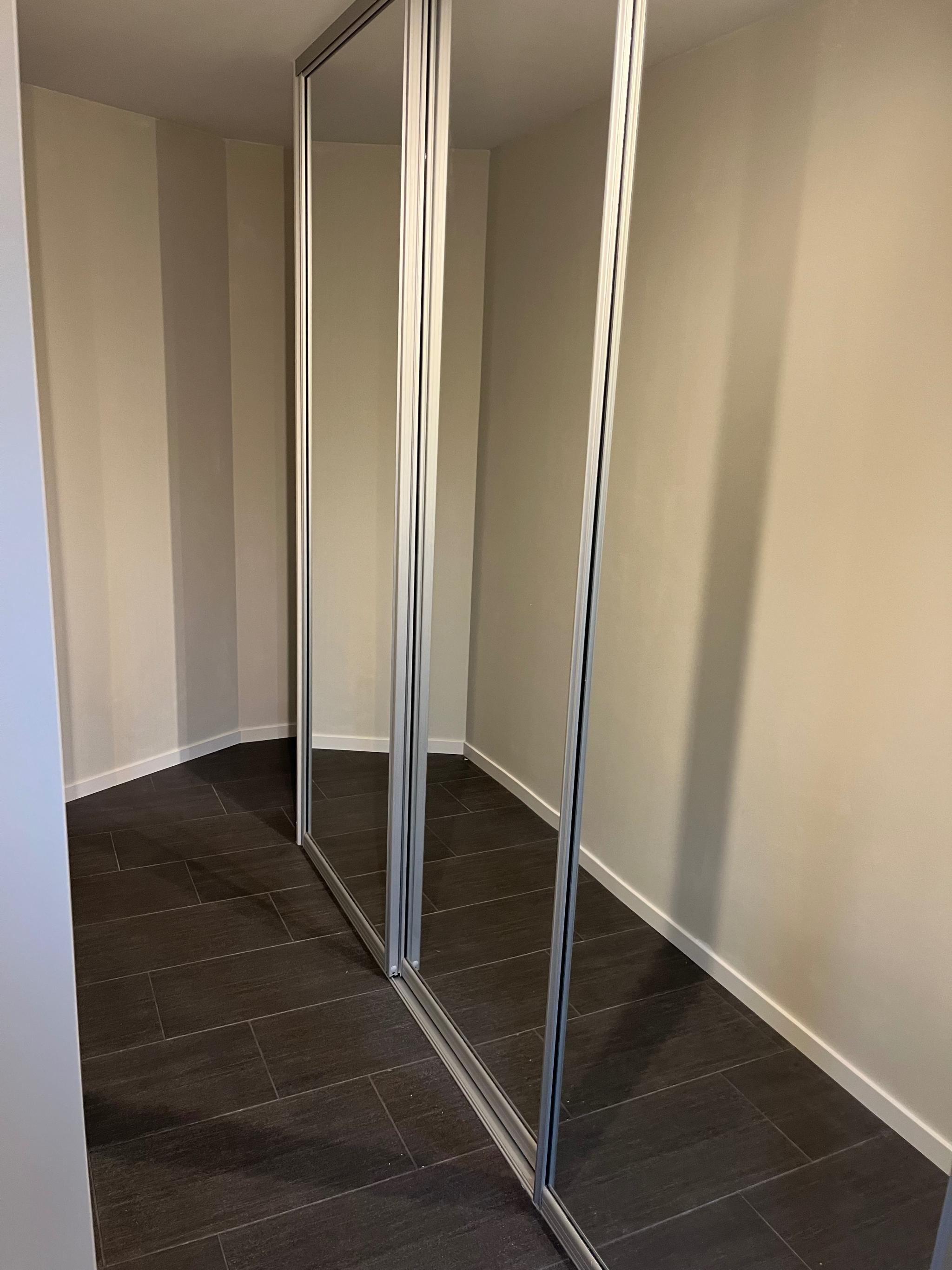 Gang med stor skyvedørsgarderobe 