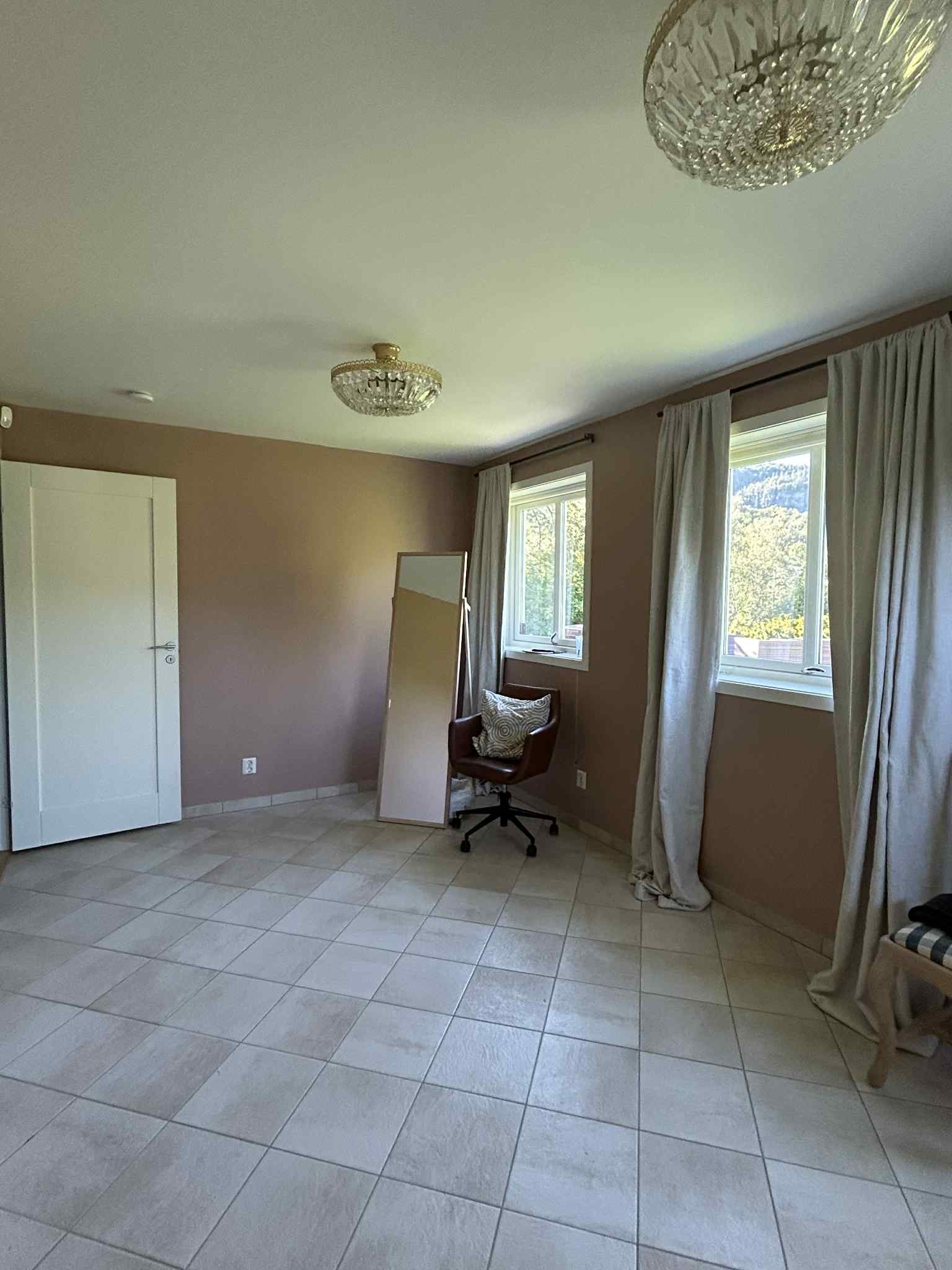 Soverom med god plass til dobbelseng og garderobe plass