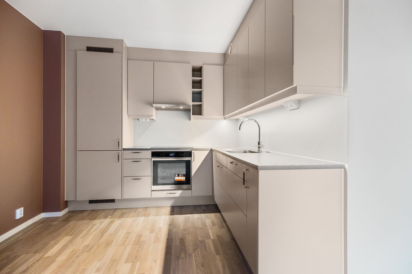 Kjøkken med god skapplass og hvitevarer