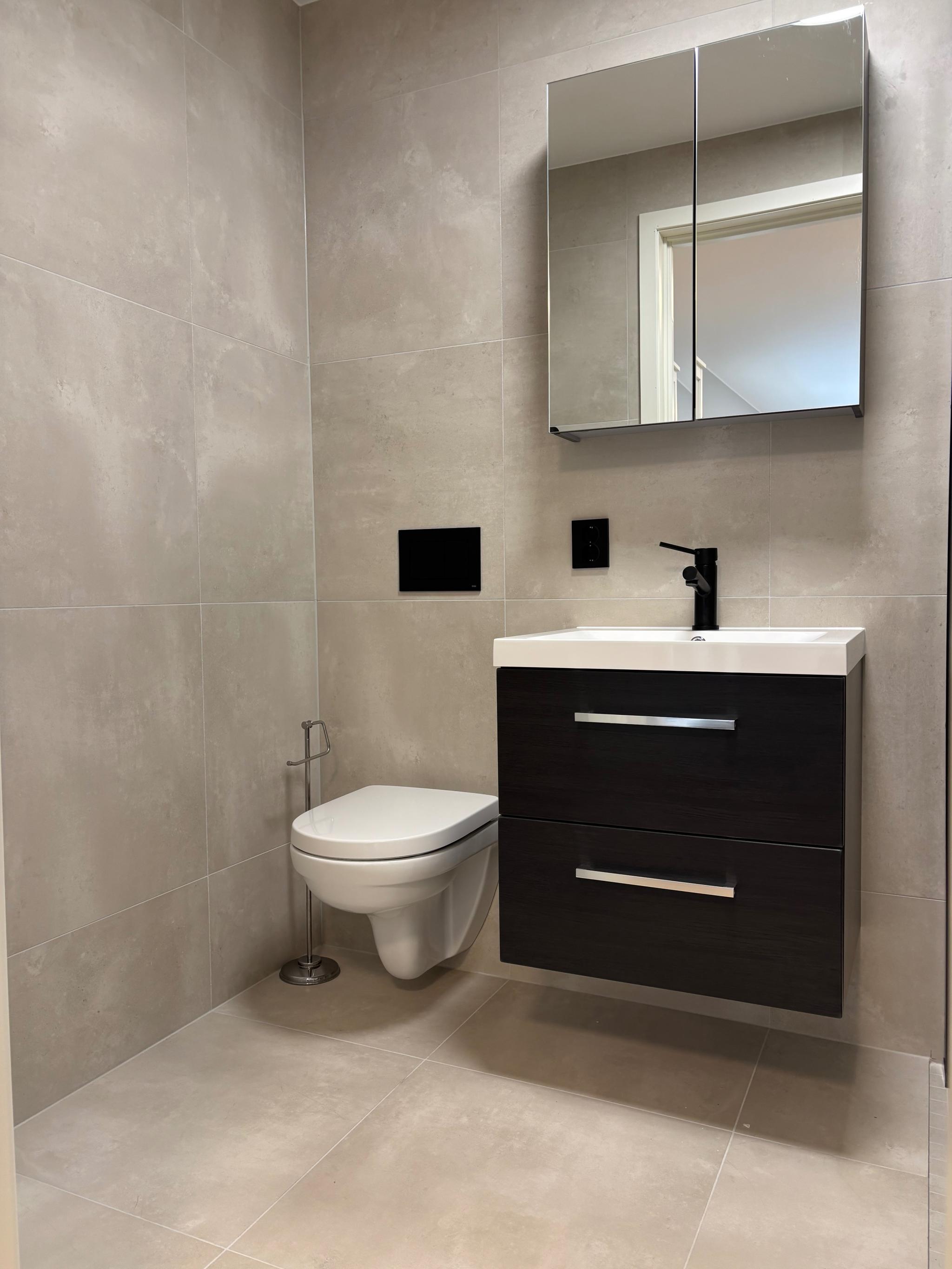 Rommelig og moderne bad