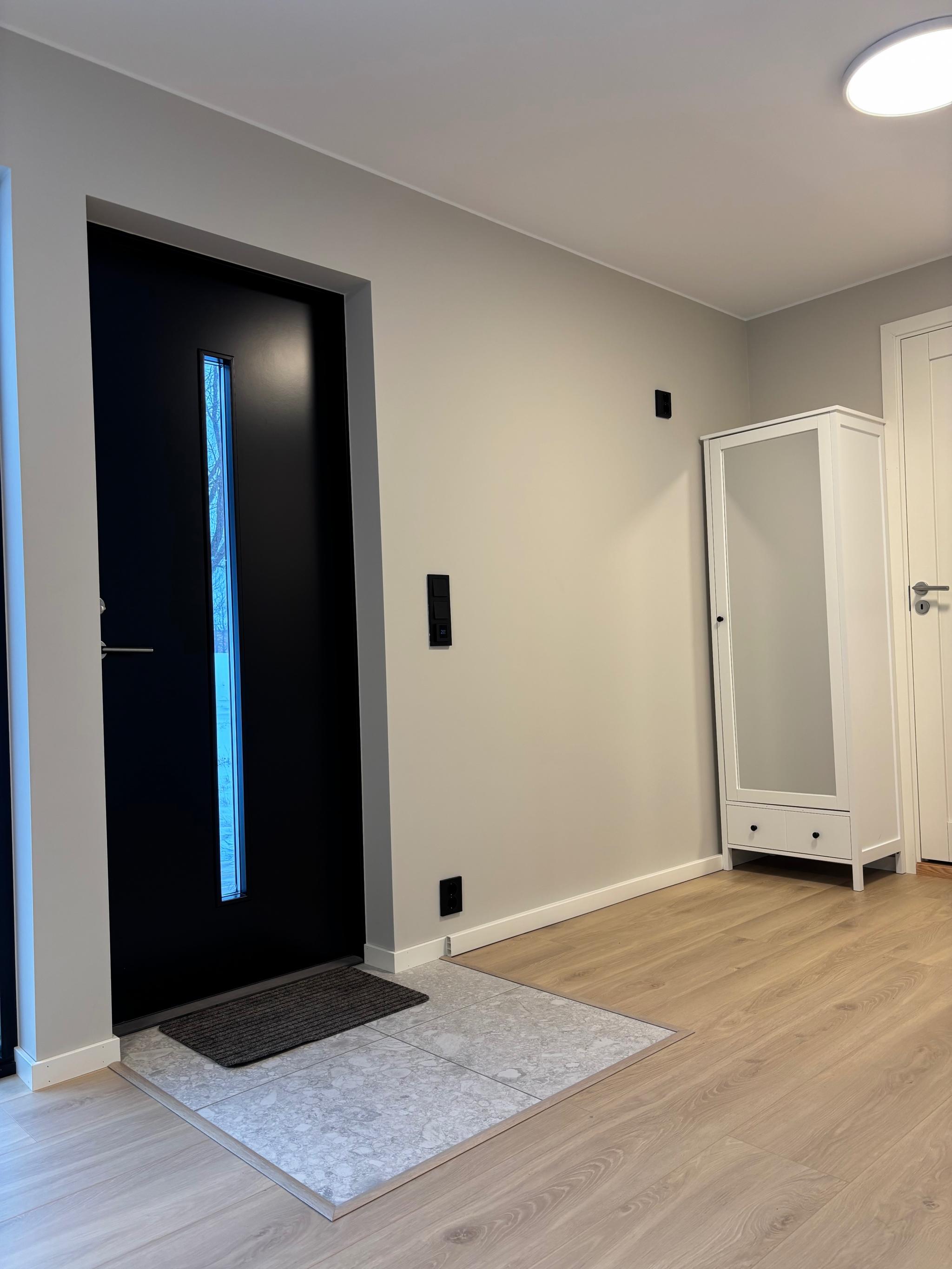 Entrè med varmekabel på gulv. Et skap stor speil følger med.