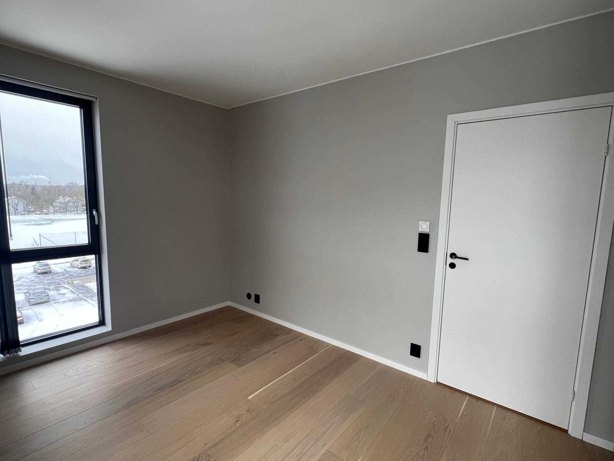 Soverom sett mot dør til stue