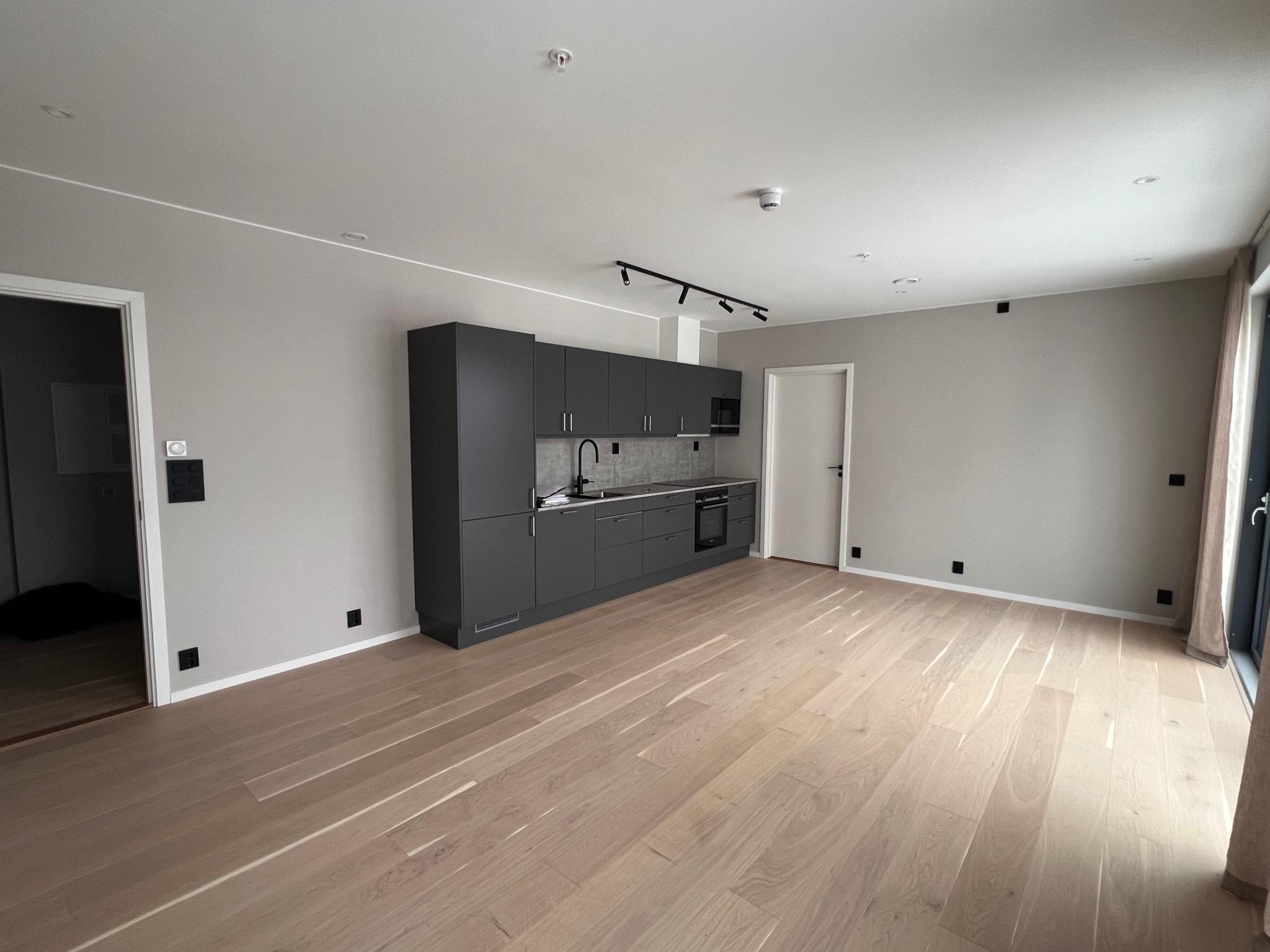 Stue sett mot gang til venstre og soverom