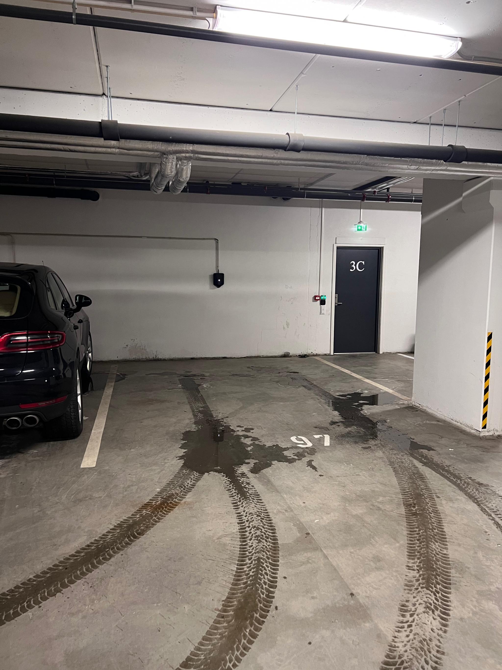 1,5 bredde garasjeplass i med elbillader.