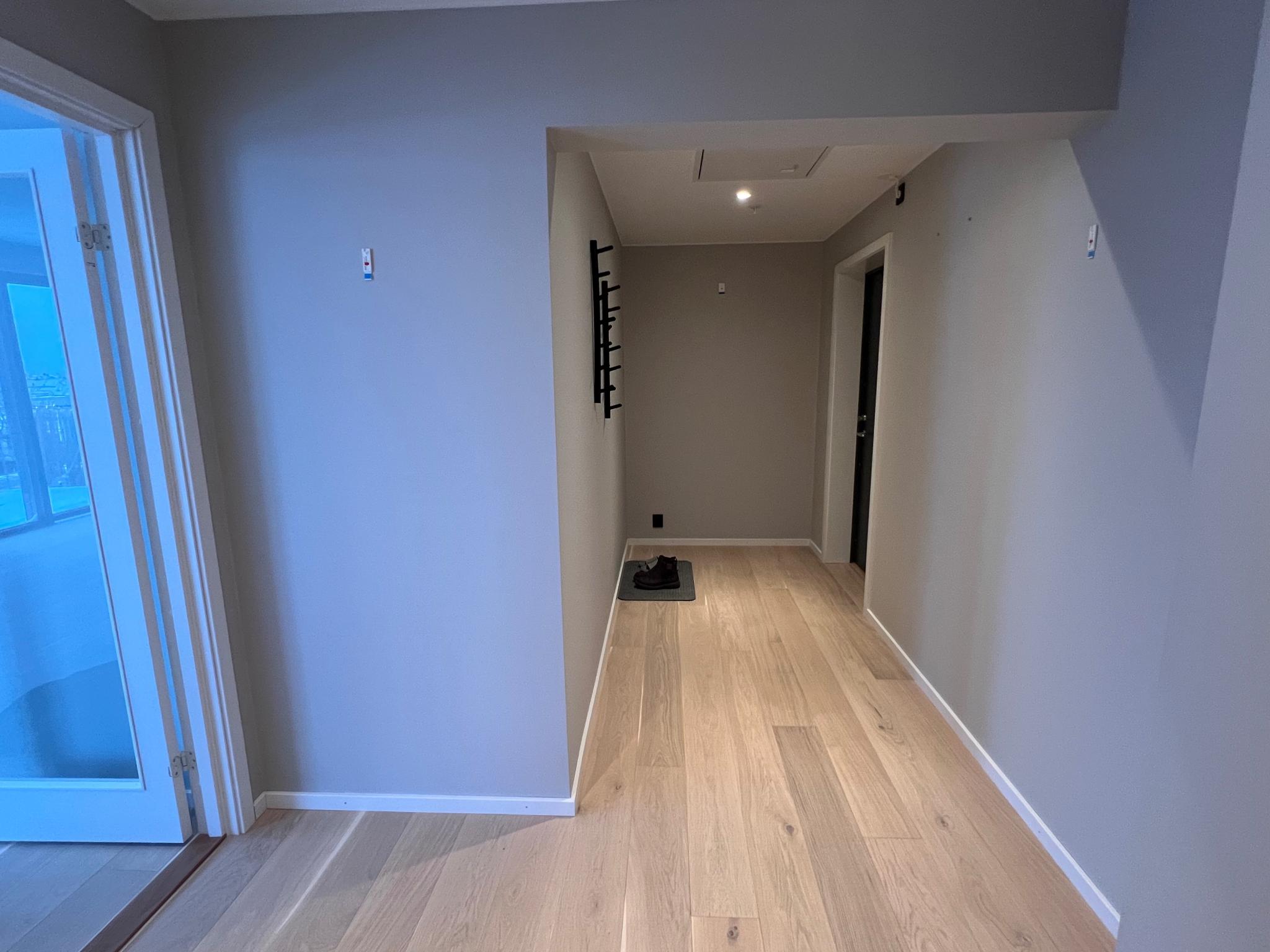 Gang sett mot inngangsdør