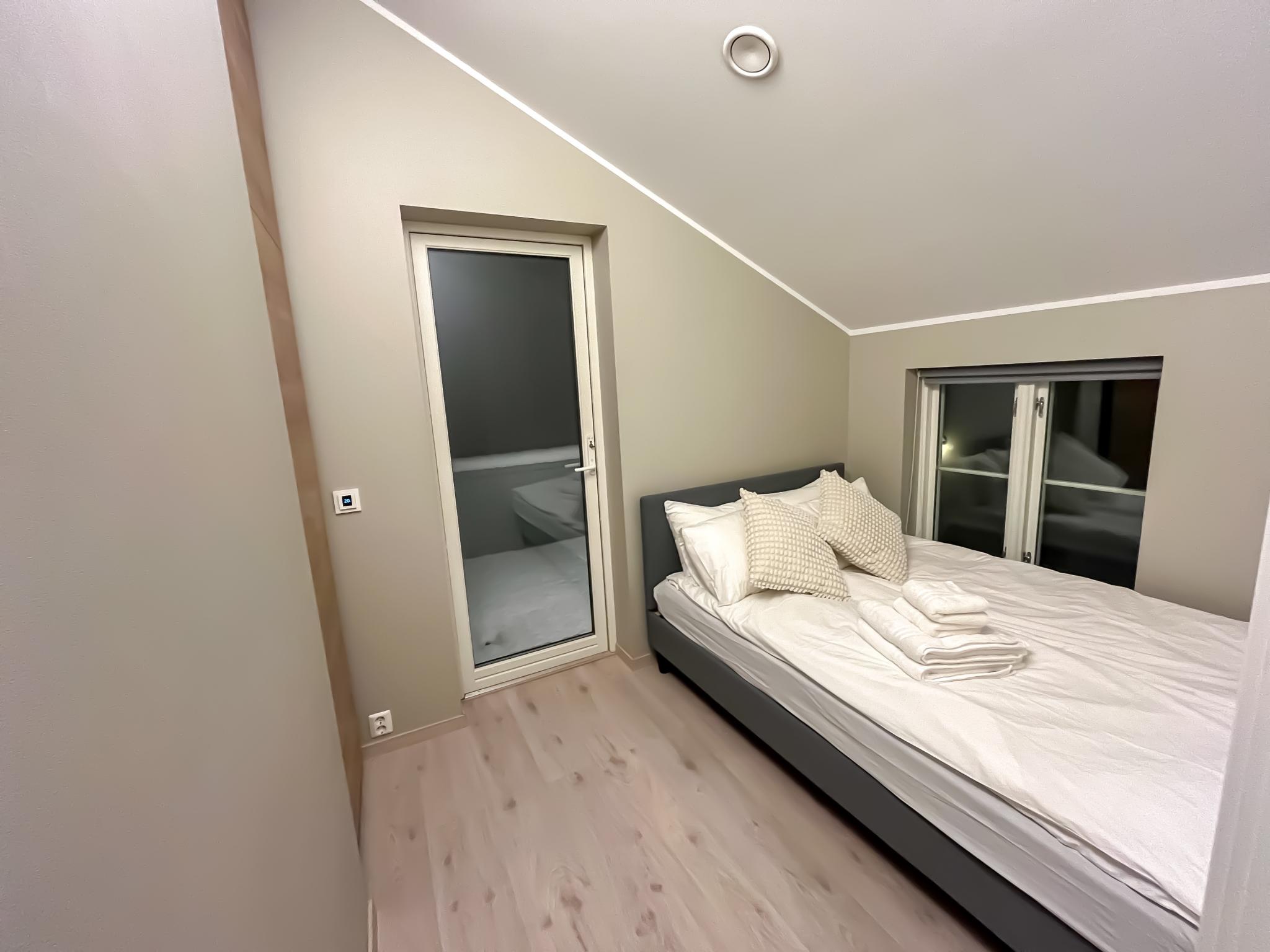 Soverom på ca.9kvm med integrert klesskap. Direkte adgang til balkong.