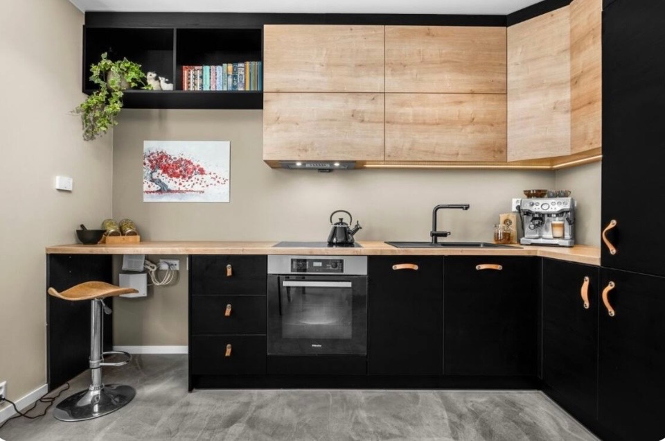 God plass til å lage mat, mulighet for et lite arbeidsområde der barstolen står