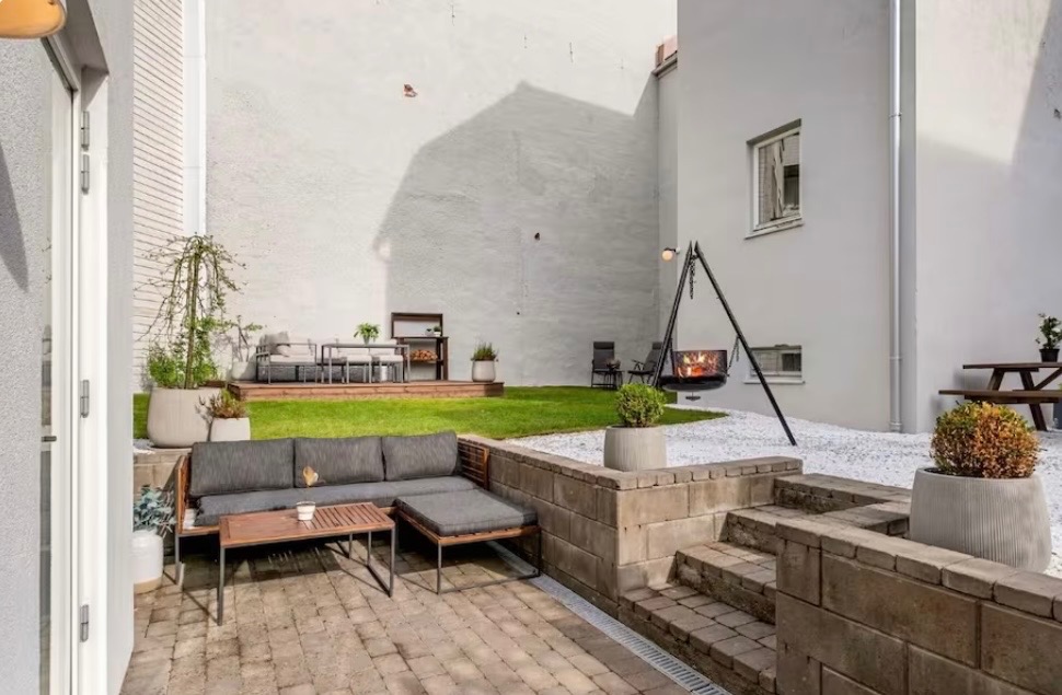Privat terrasse ved inngangen