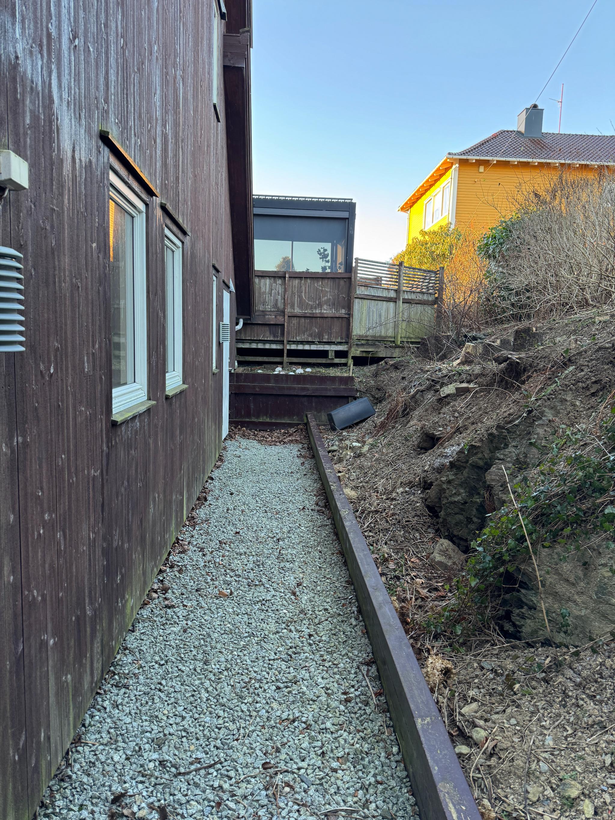 Baksiden med isolert bod i enden av stien