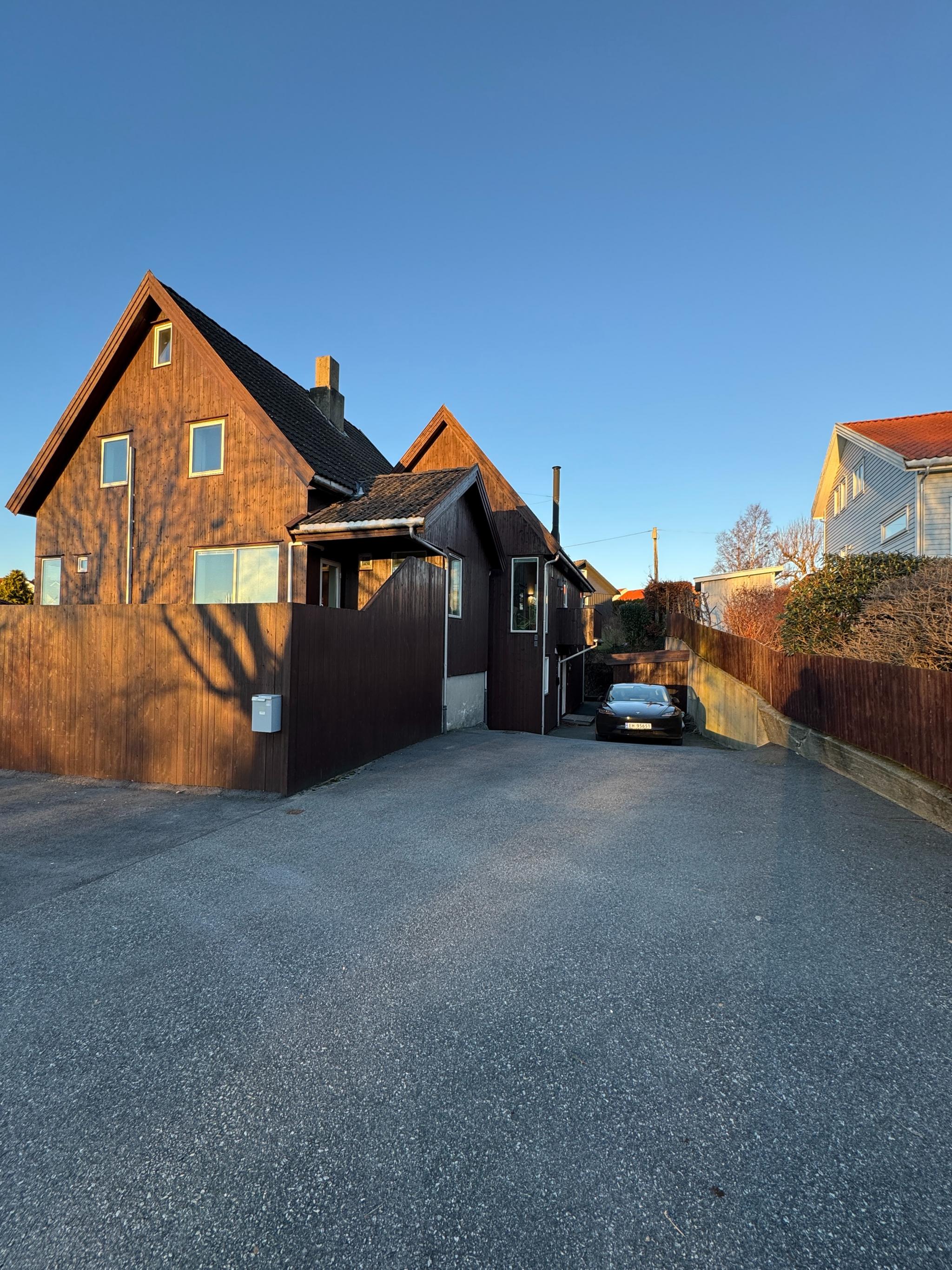 Vertikaldelt tomannsbolig hvor det er delen til høyre som leies ut. Stort gårdsrom med god plass til flere biler. Inngang ned bakken.