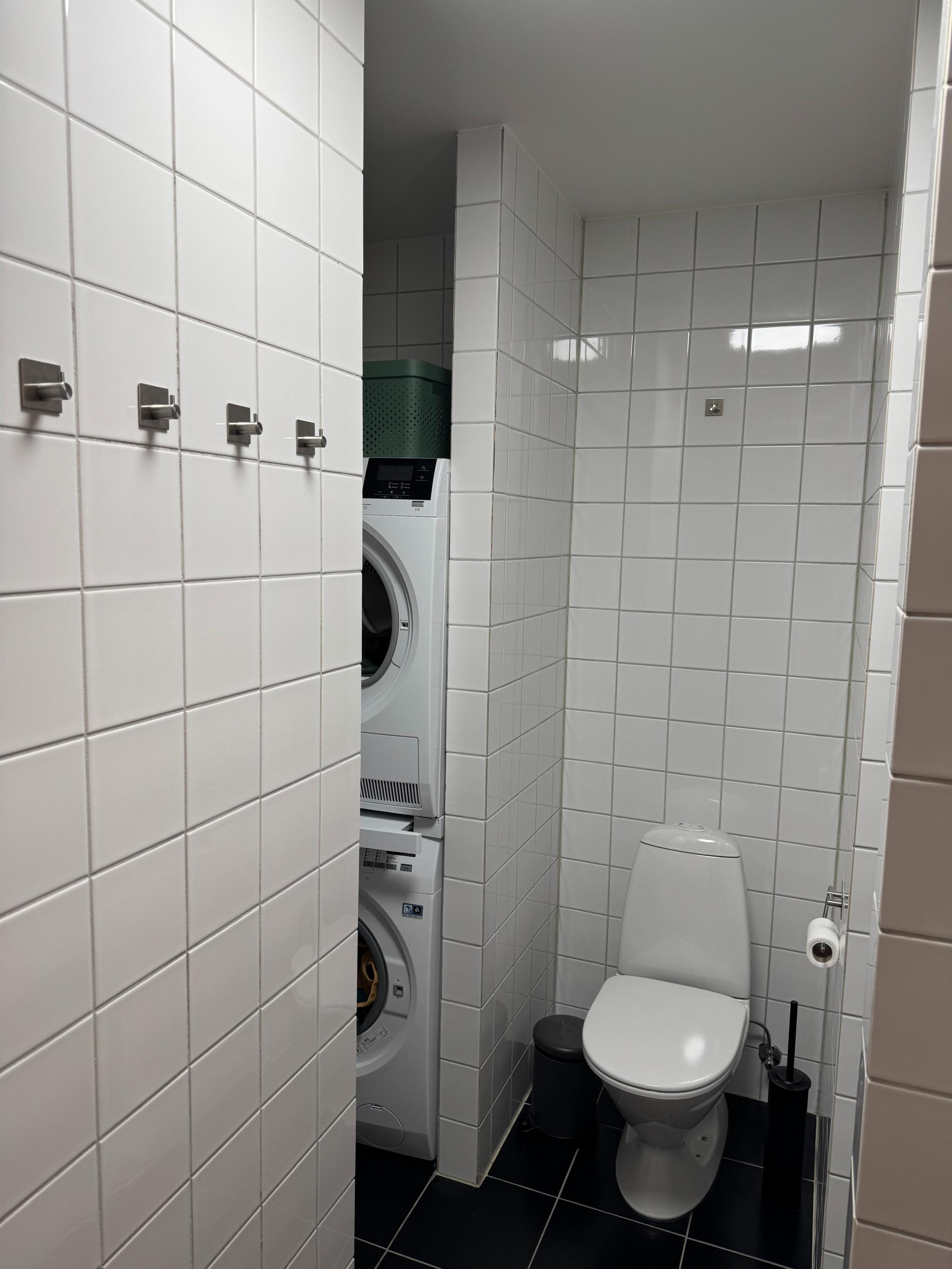 Vaskehjørne med god skapplass, vaskemaskin og tørketrommel 