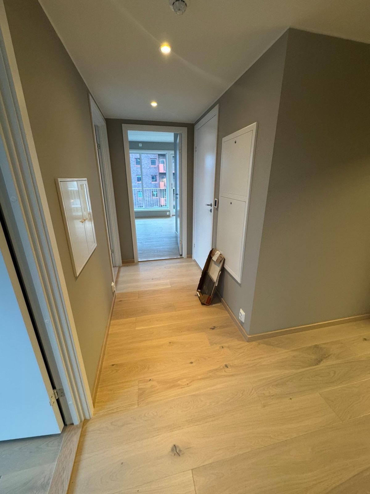 Inngang:
Innbydende entre med tilgang til bad, begge soverommene og stue/kjøkken.