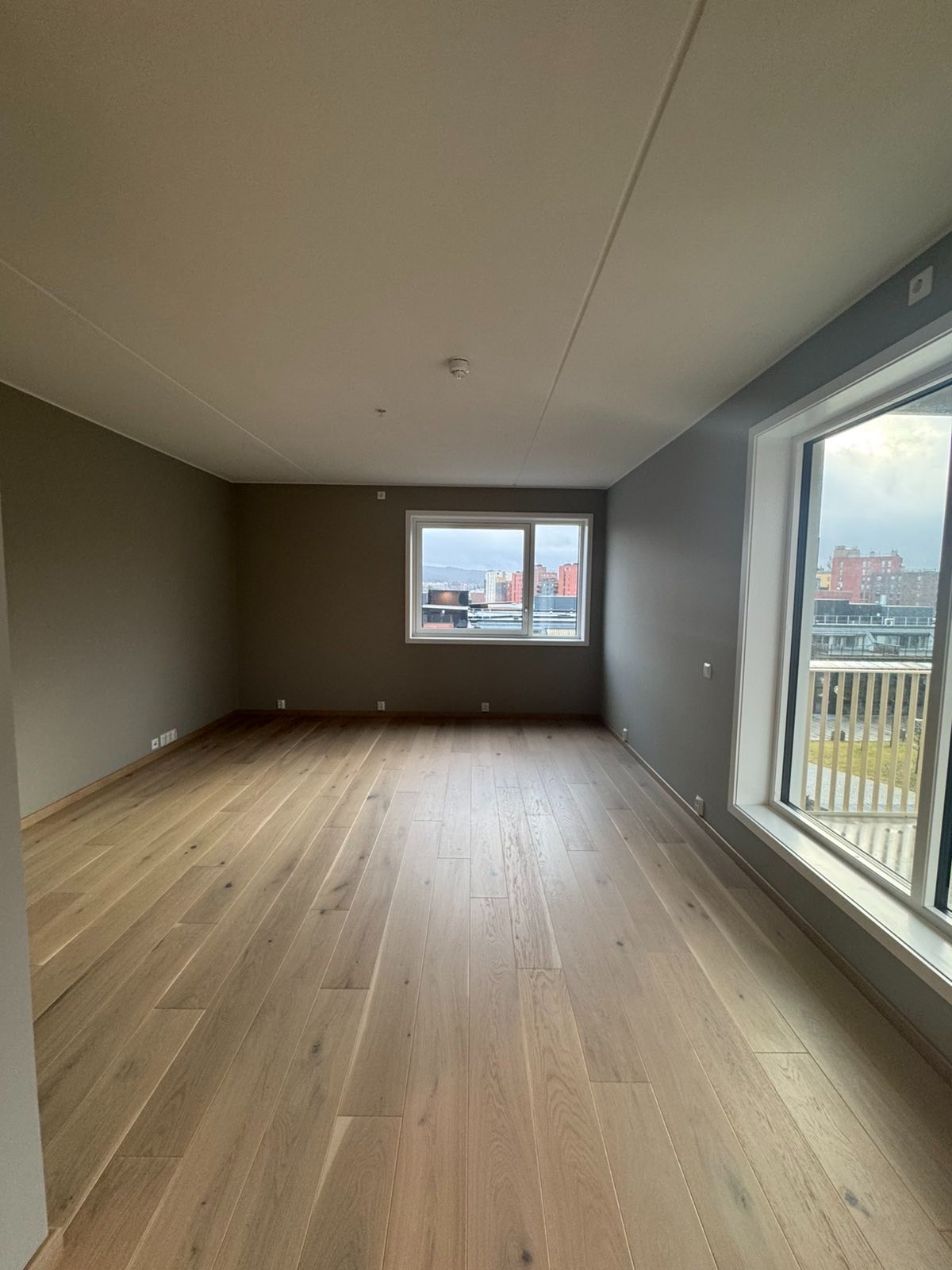 Stue;
Åpen og sosial stue- og kjøkkenløsning med gode møbleringsmuligheter.