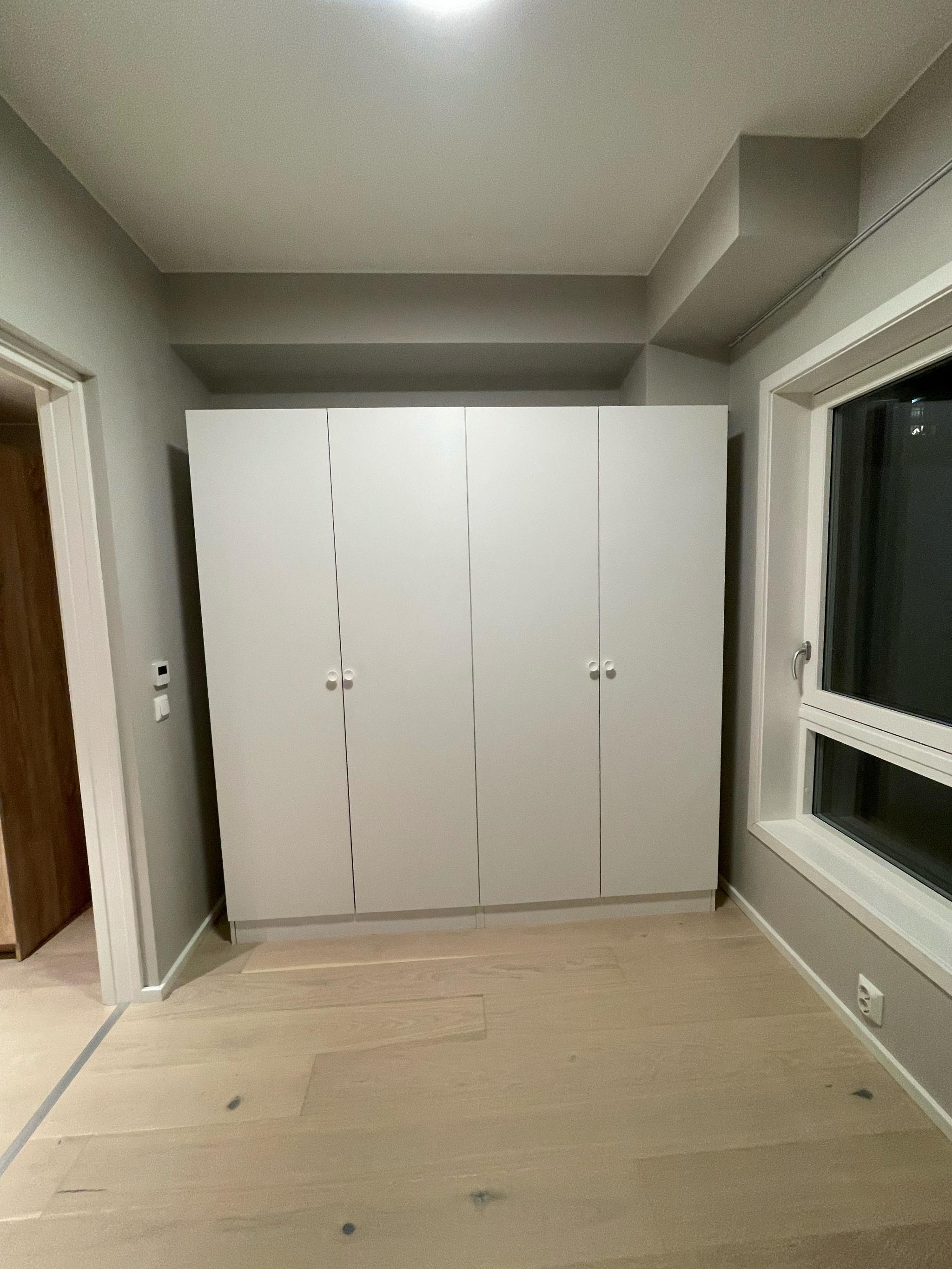 Stort garderobeskap i soverom med god lagringsplass