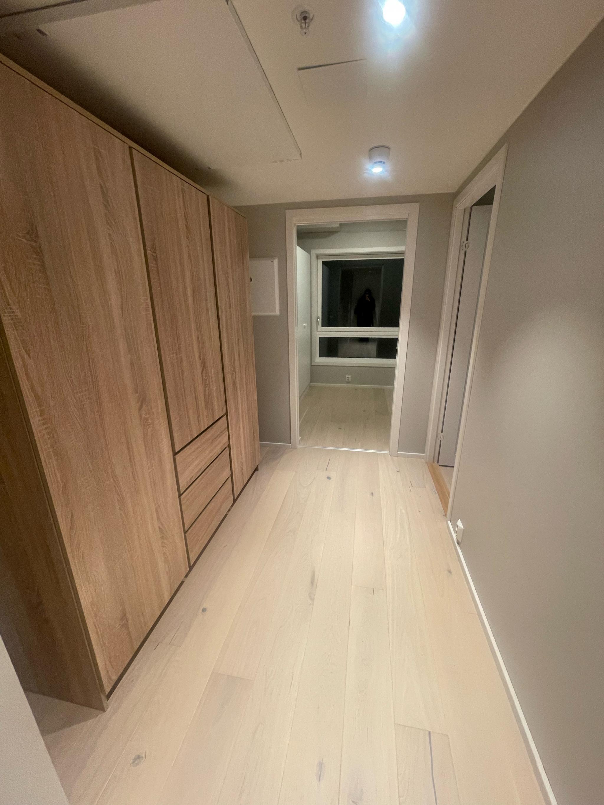 Garderobeskap i gang