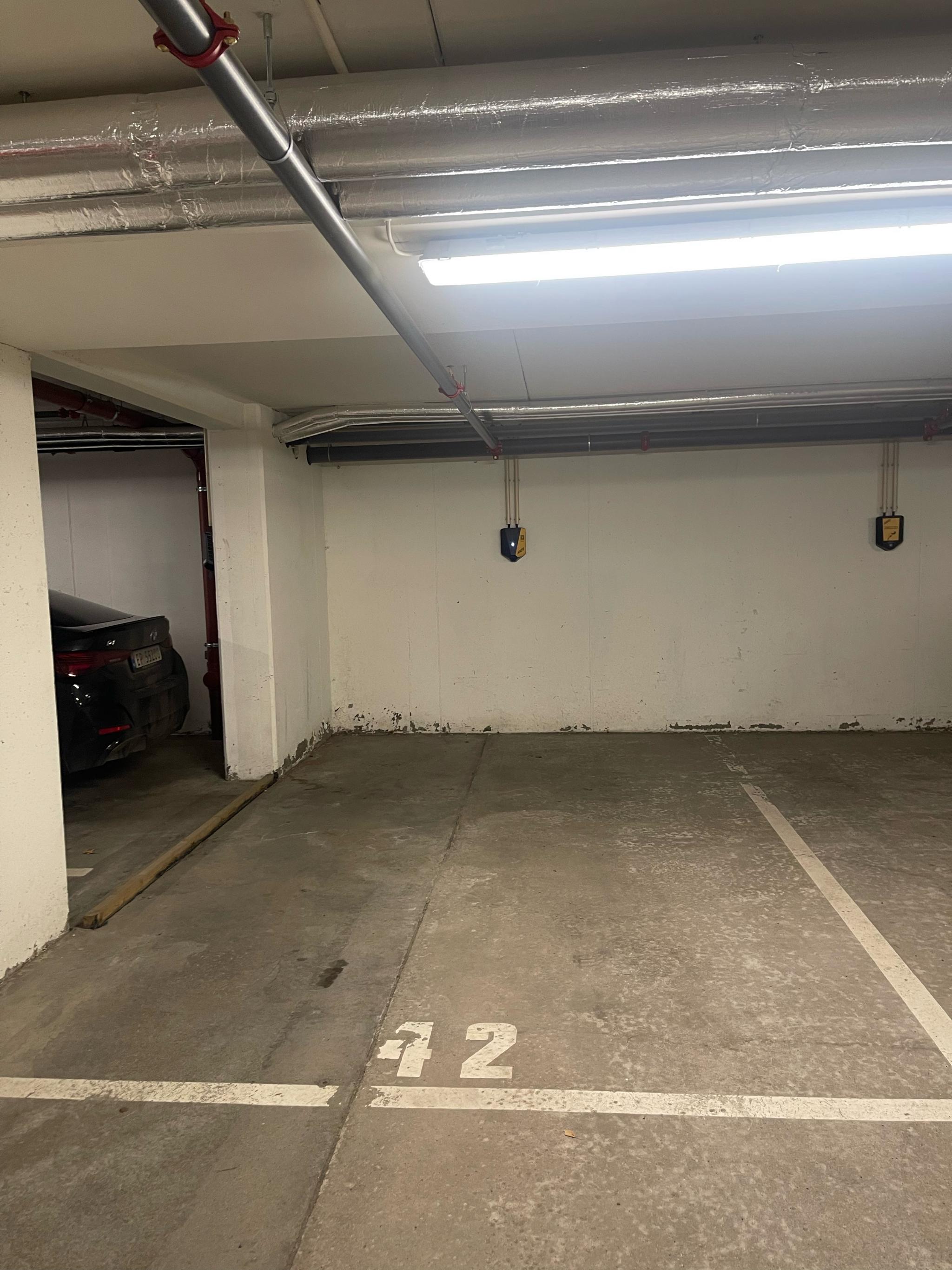 Bred garasjeplass med el-bil lader