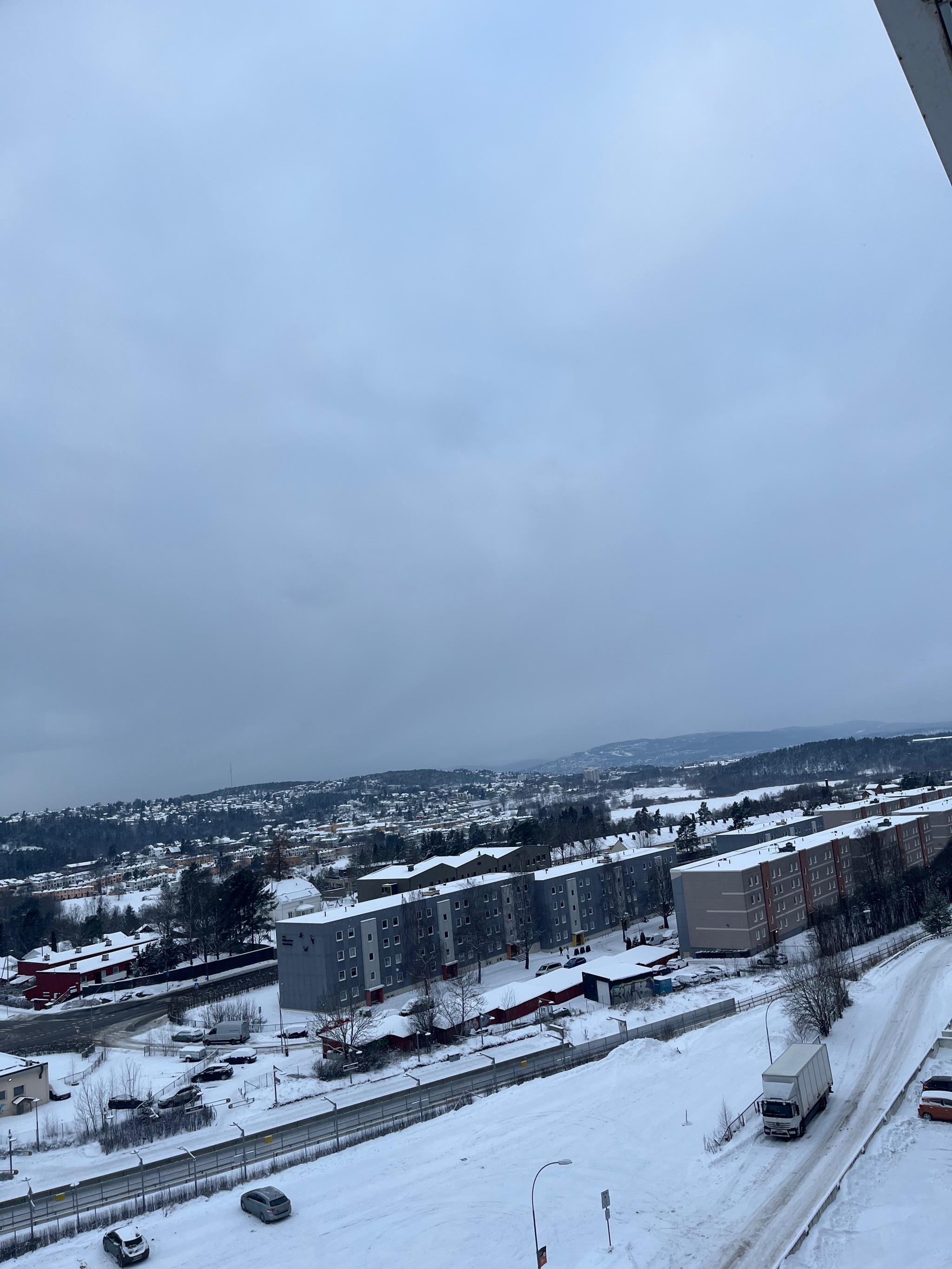 Utsikt mot øst, kan se Holmenkollen og Østensjøvannet 