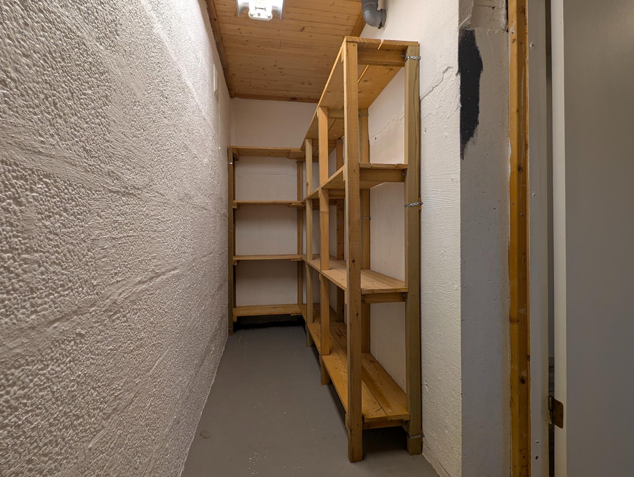 pantry inside / spiżarnia