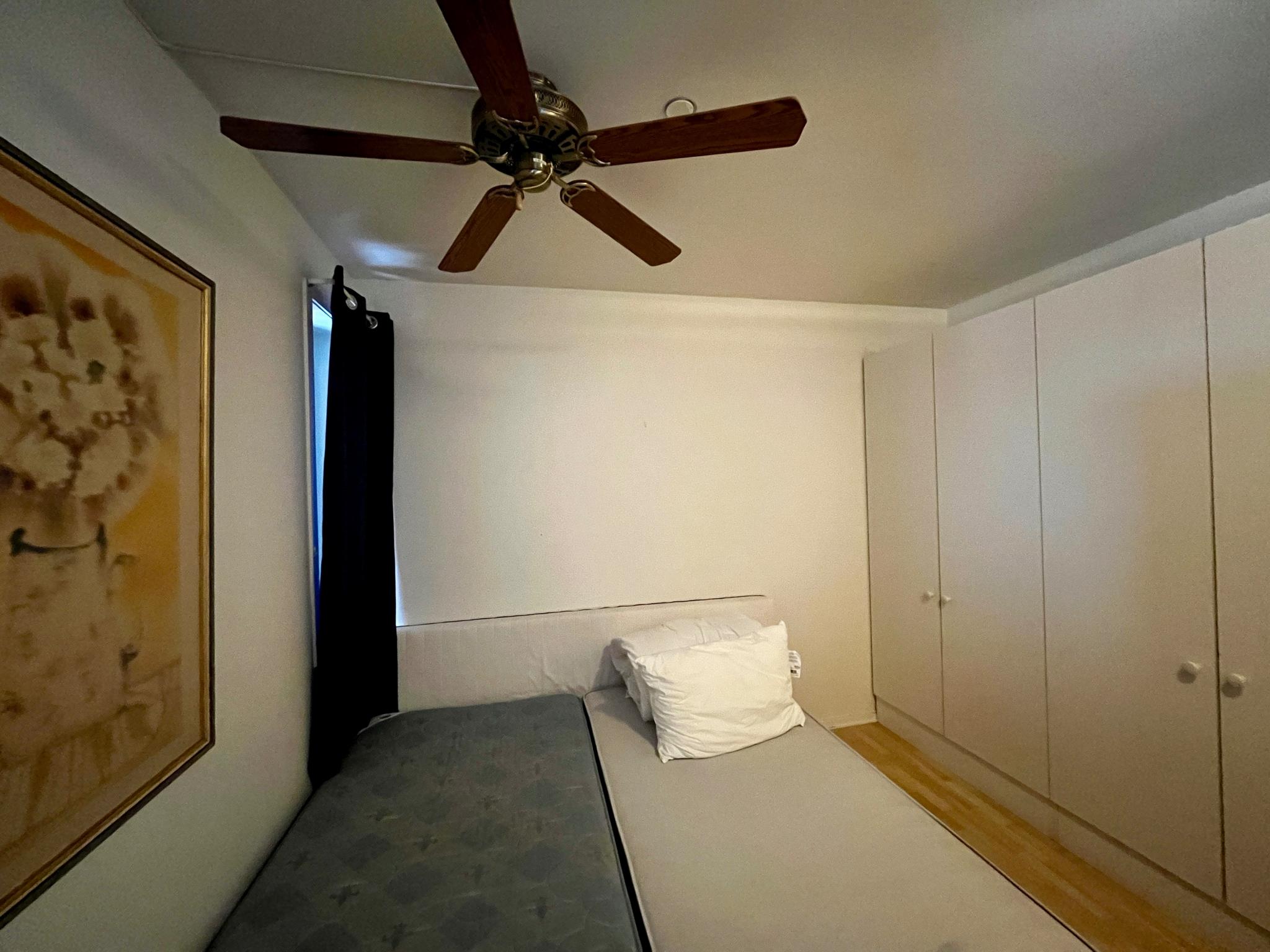 Romslig soverom med god garderobeplass.