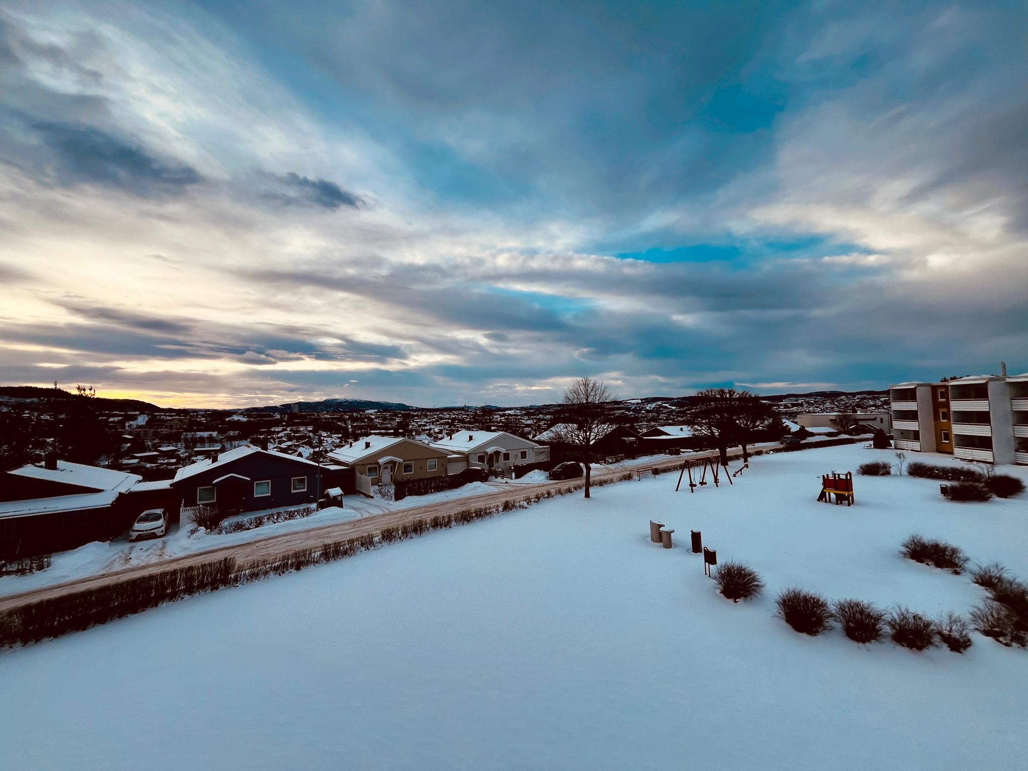 Pen utsikt fra balkong. Lekeplass i borettslagets fellesområde.