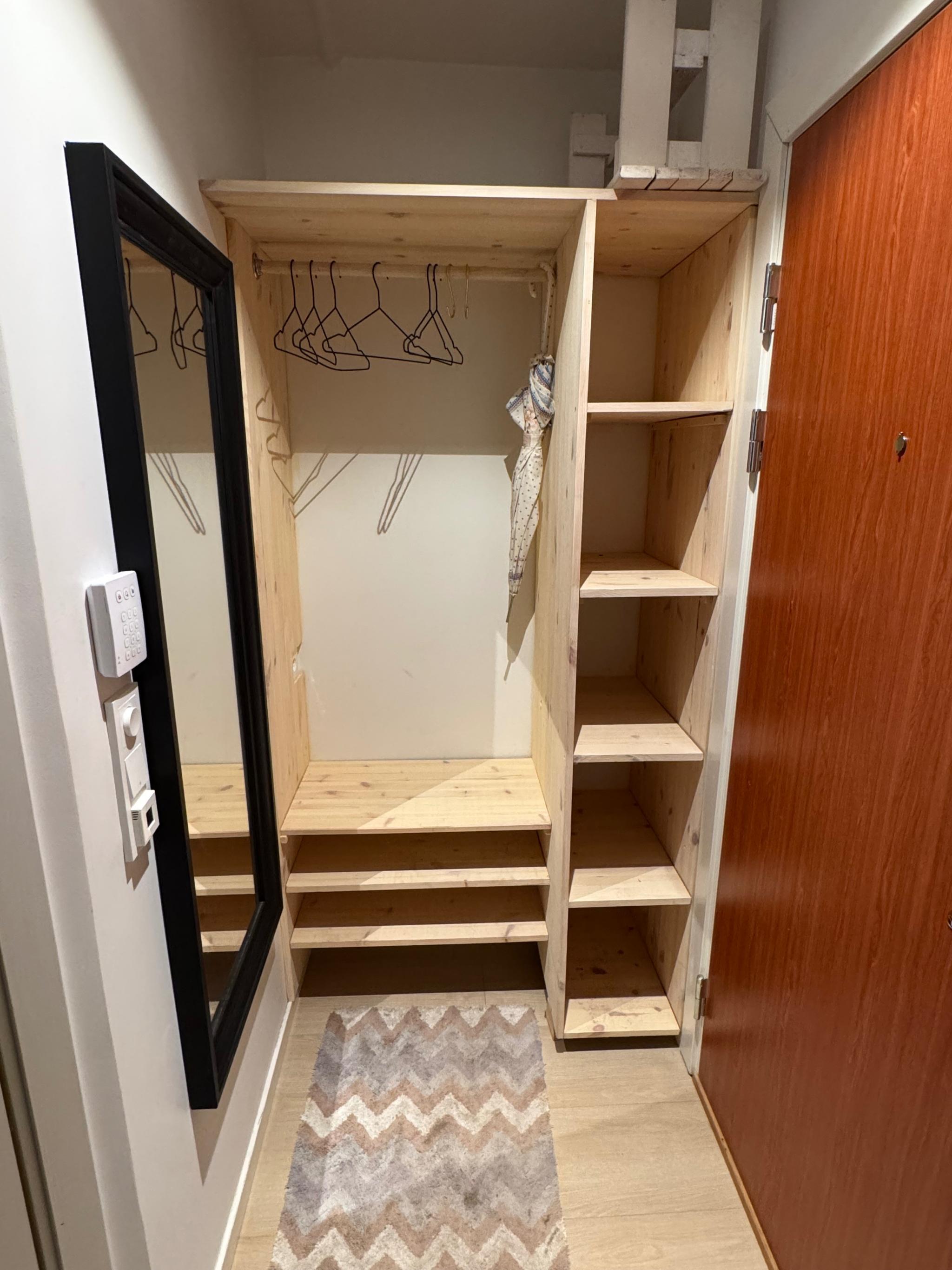 Arealeffektiv plassbygget gang med god oppbevaringsplass