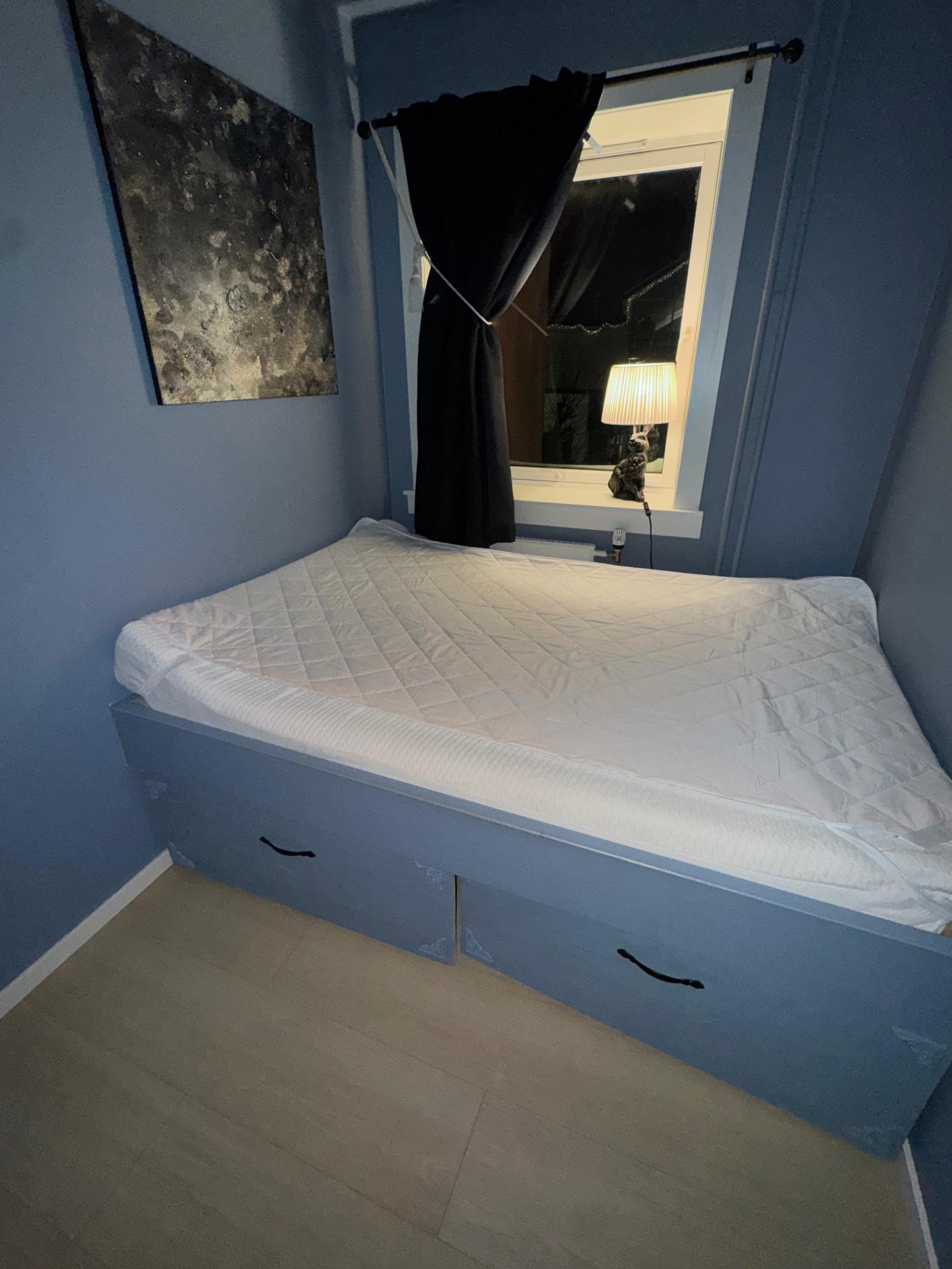 Arealeffektiv, plassbygget seng med god oppbevaringsplass i plassbygde skuffer under sengen.