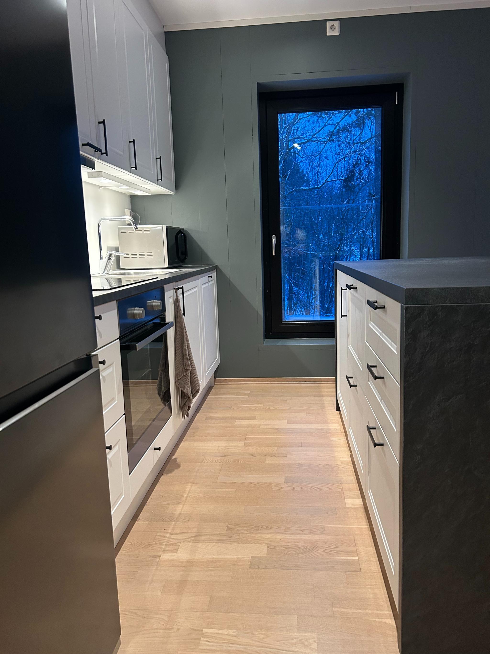 Kjøkken med ekstra oppbevaring på kjøkkenøy