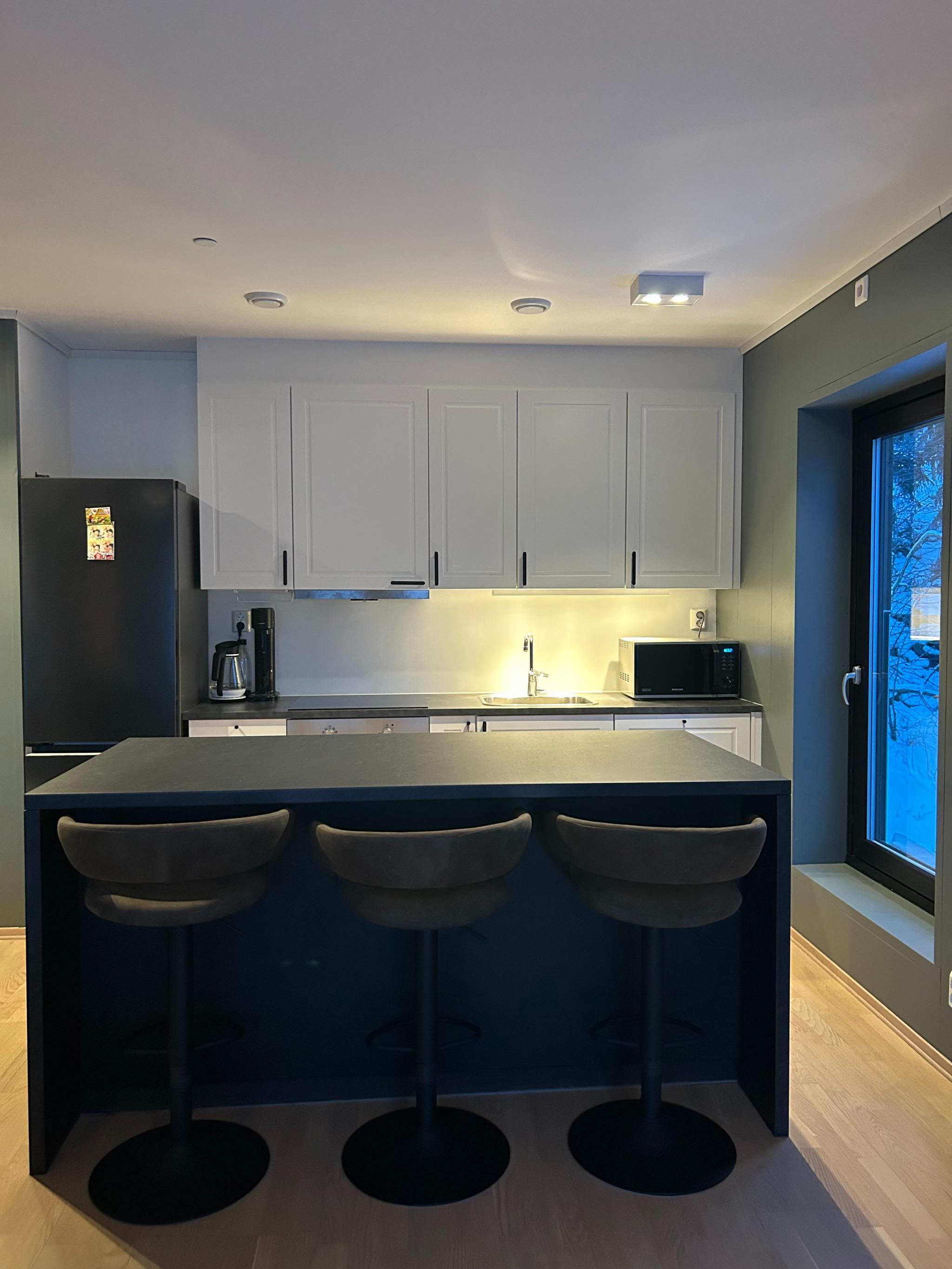 Kjøkkenøy med barstoler