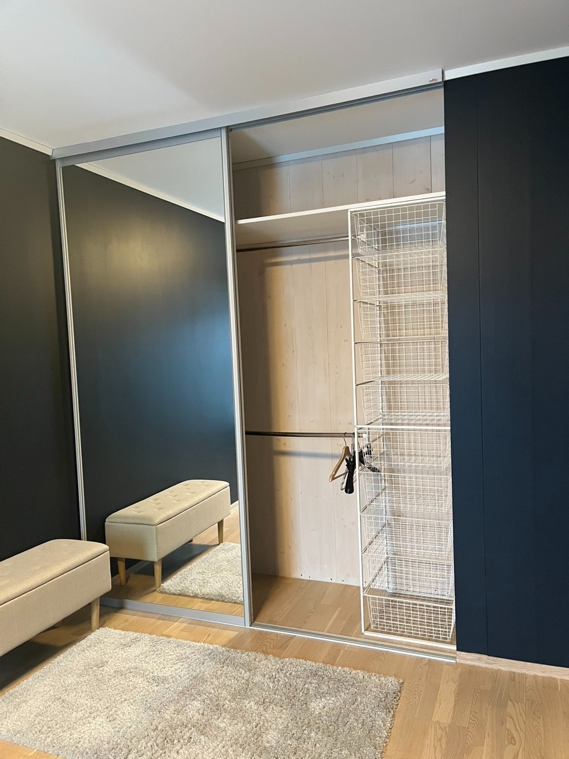 Garderobe med skyvedør og speil opp til taket