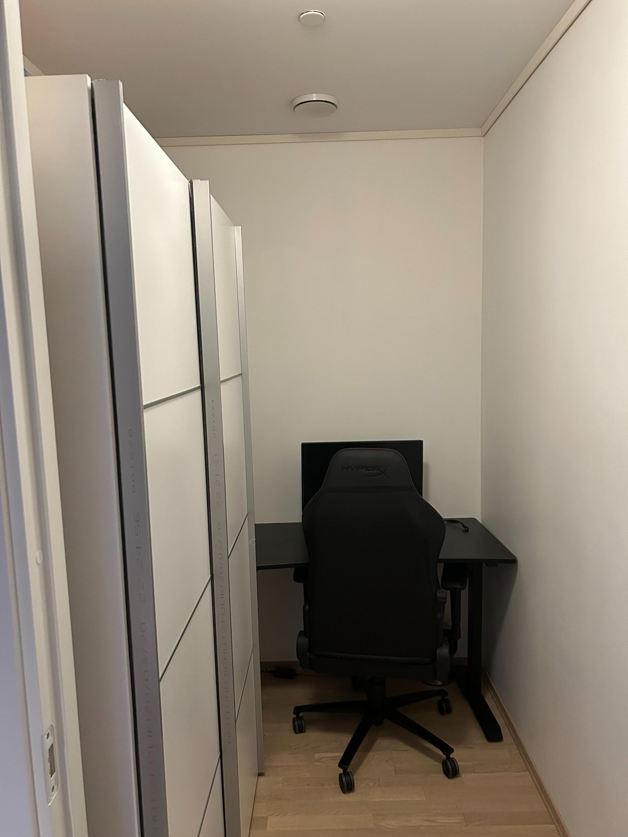 Innvendig bod med garderobeskap til lagring.