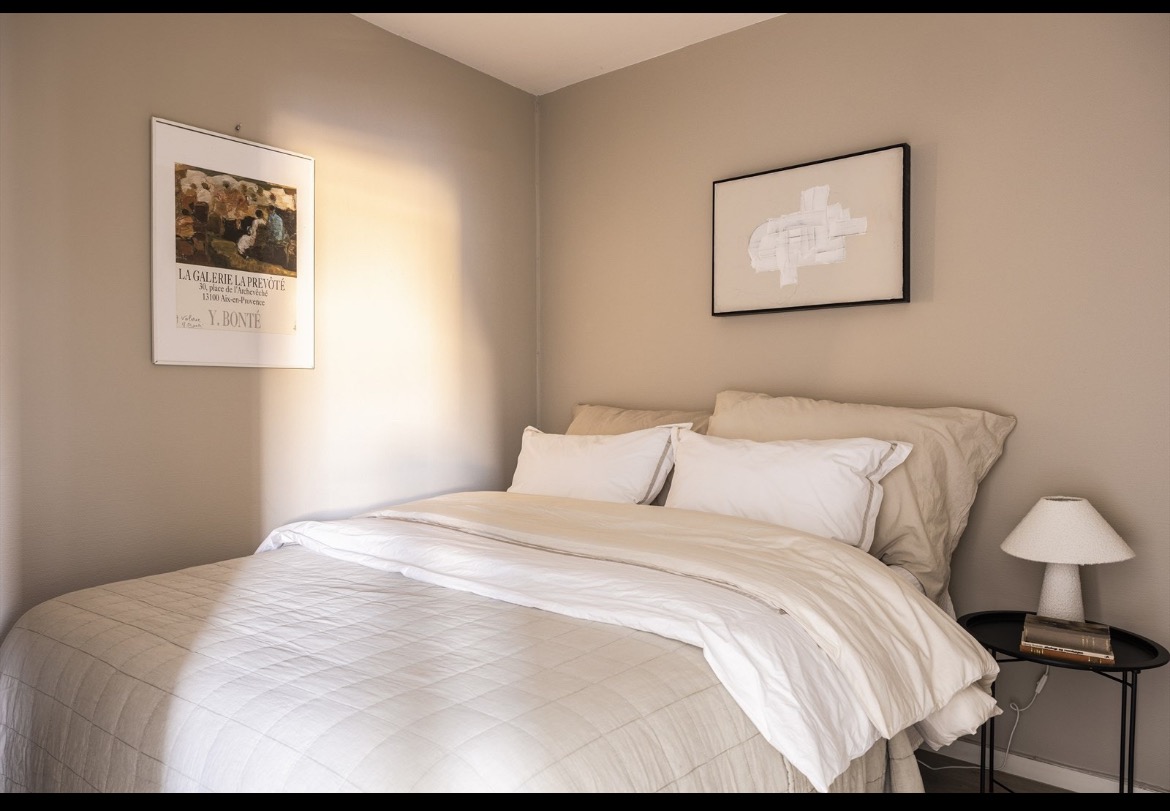 Plass til dobbelseng i sovealkoven med skjermet sovesone
NB: bilde fra finn.no(kan avvike fra dagens møblering)