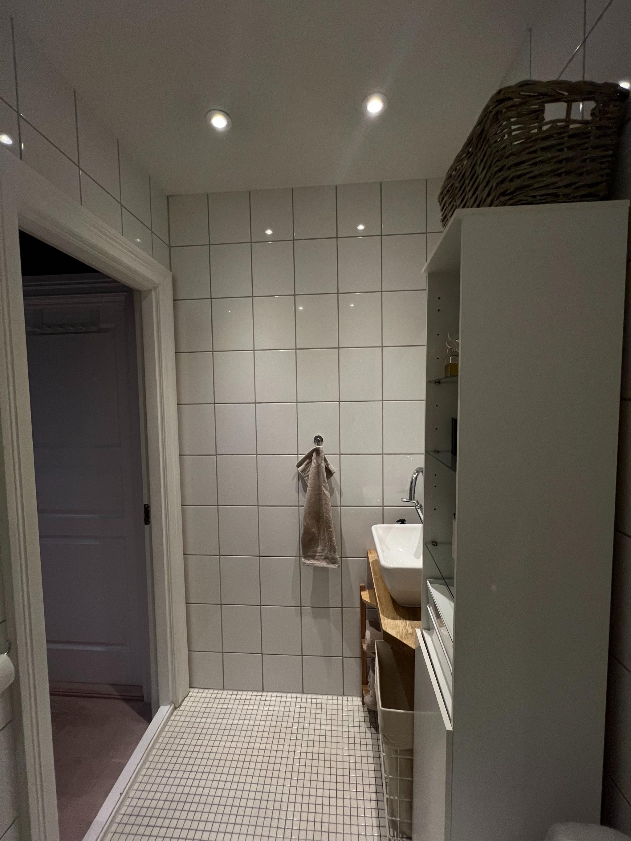 Bad med vaskemaskin og tørketromme