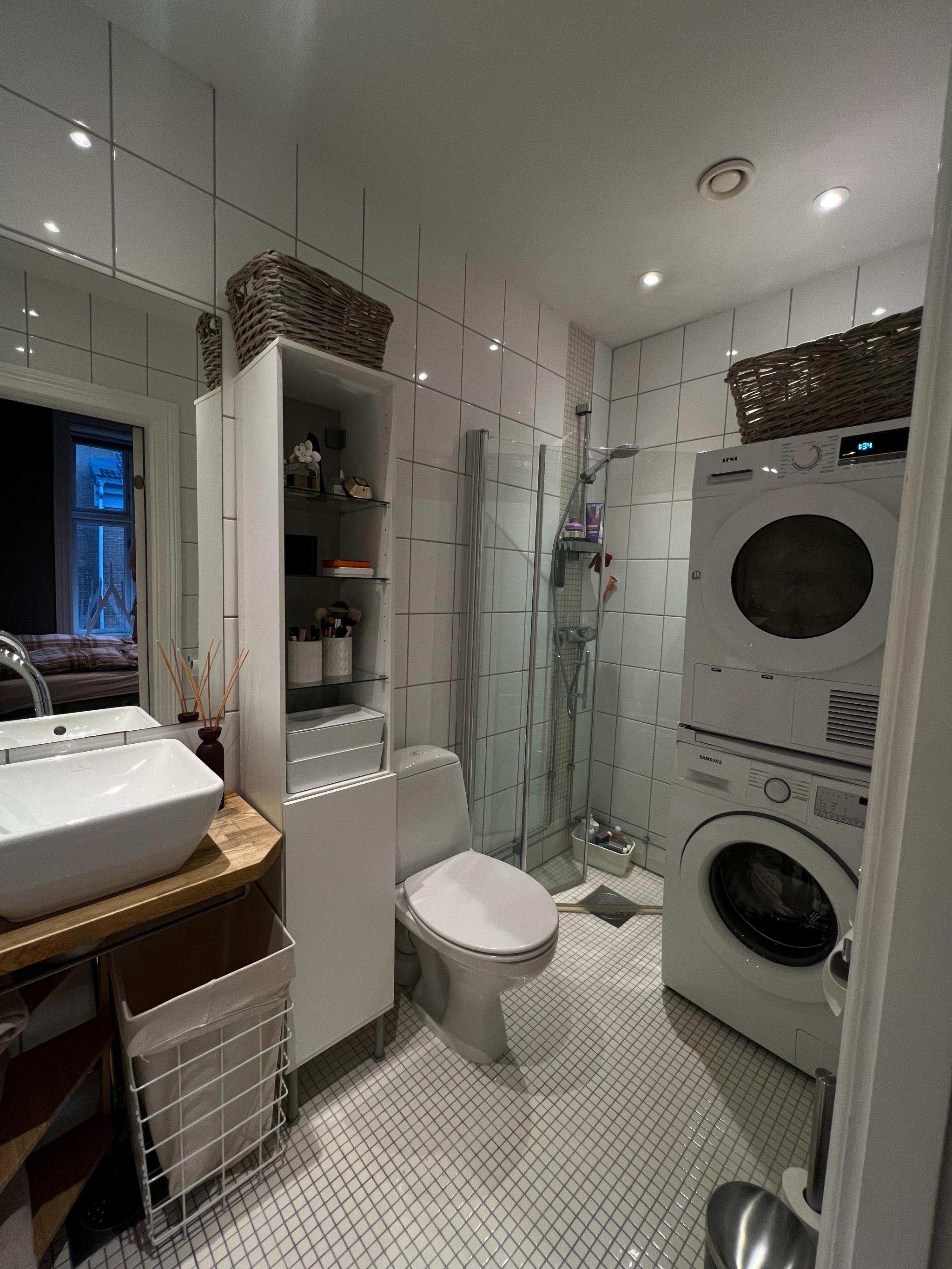 Bad med vaskemaskin og tørketromme