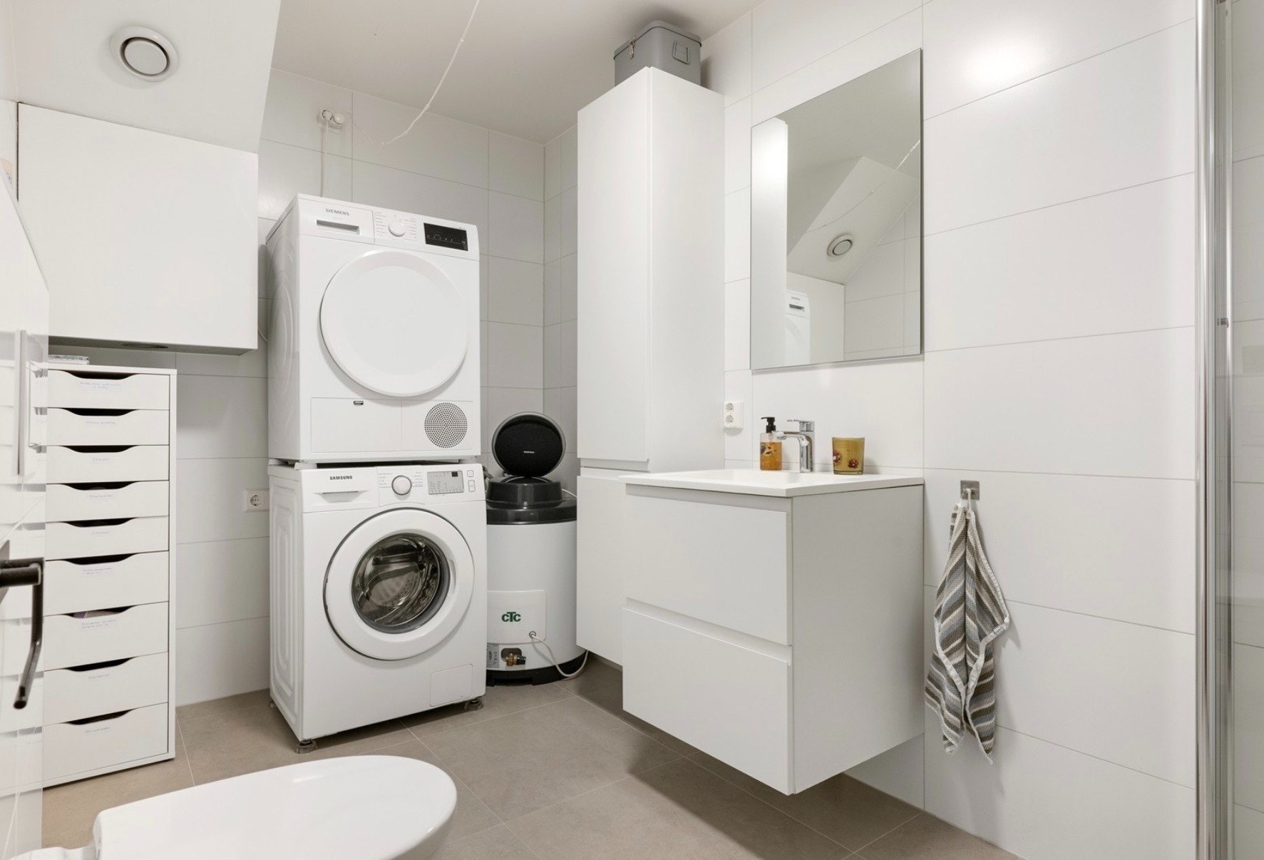 Bad (NB: Vaskemaskin, tørketrommel og ene skuffeseksjonen medfølger ikke )