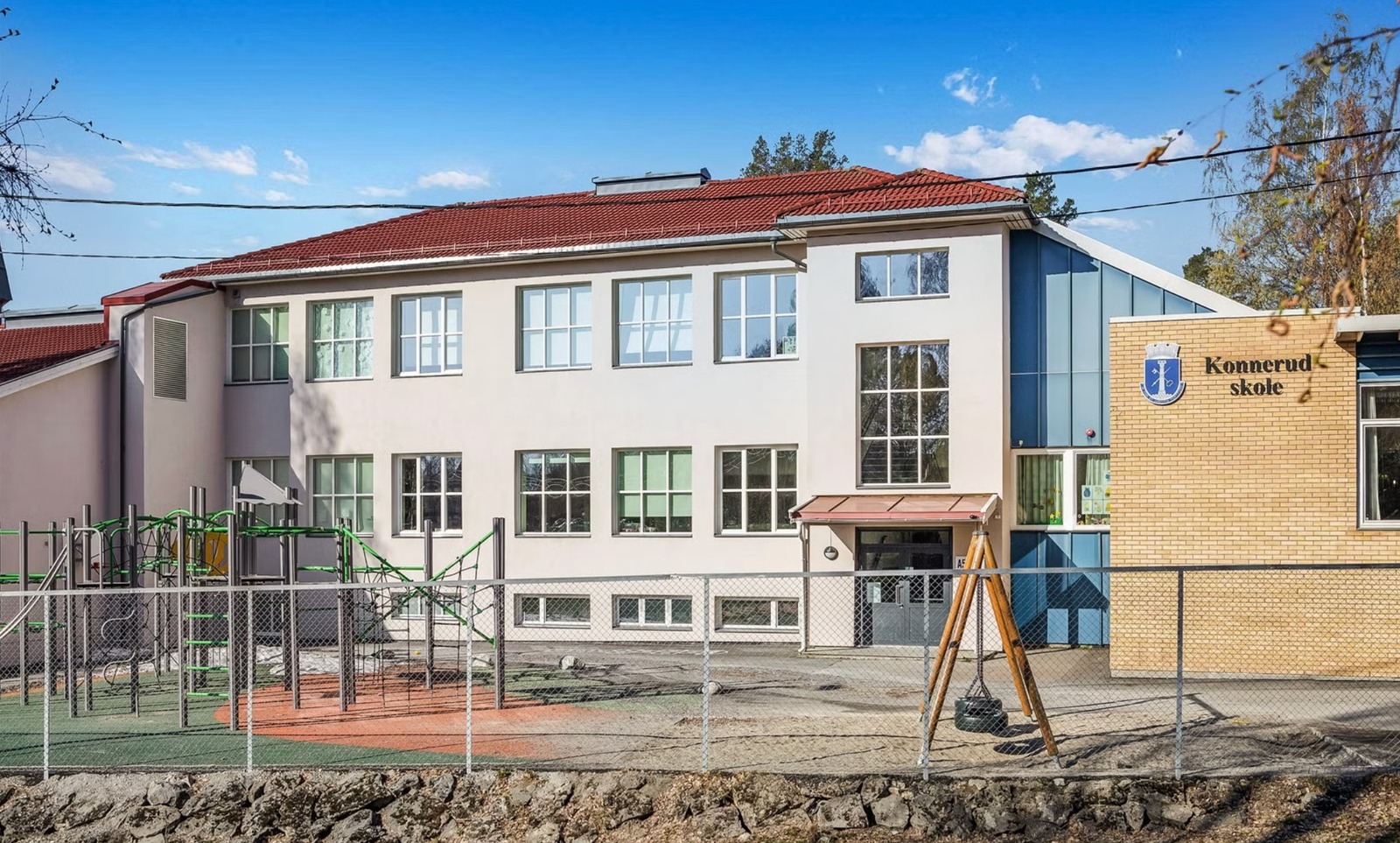 Leiligheten ligger kun 300 meter unna Konnerud barneskole.