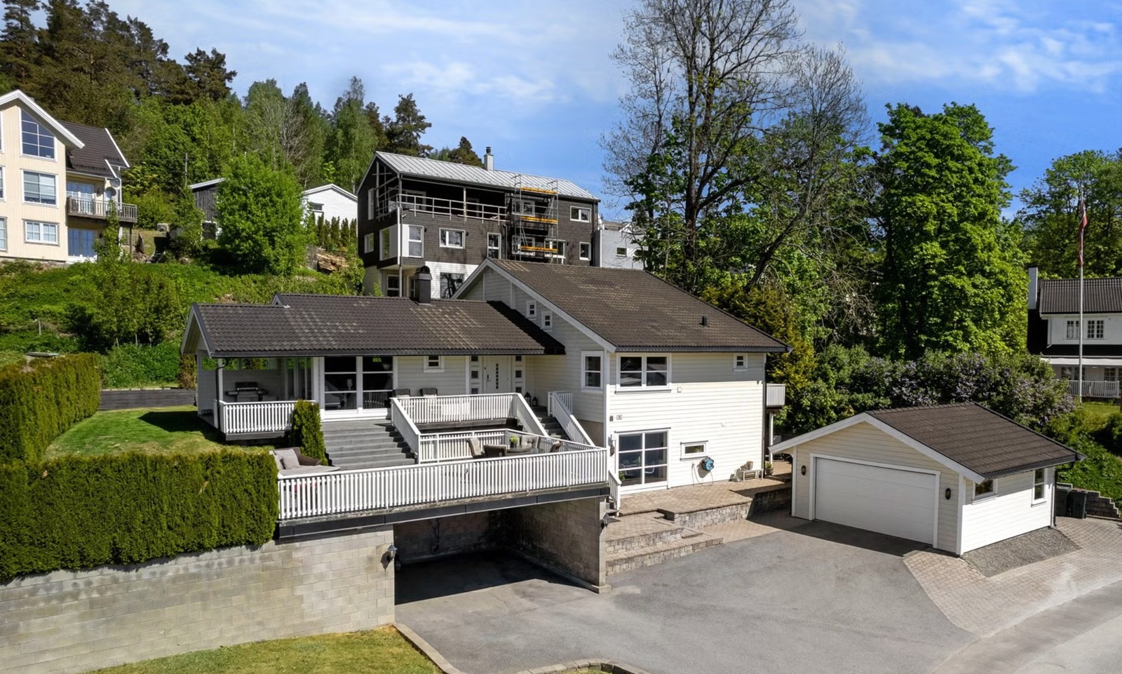 Leieboer vil disponere nedre del av huset, samt én utebod og parkeringsplass i carport.