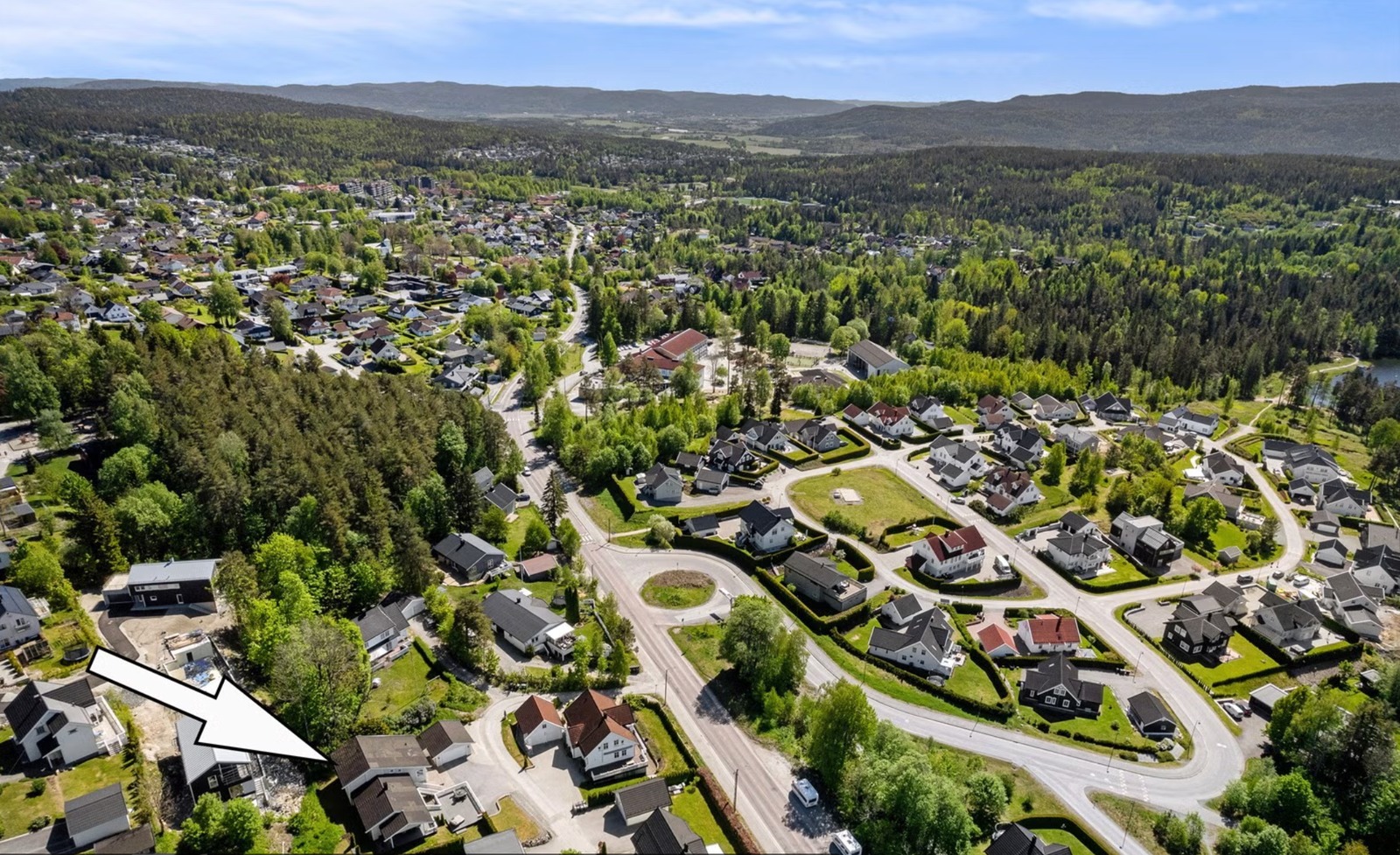 Området tilbyr optimale oppvekstsvilkår med diverse fritidsaktiviteter og marka i nærheten.