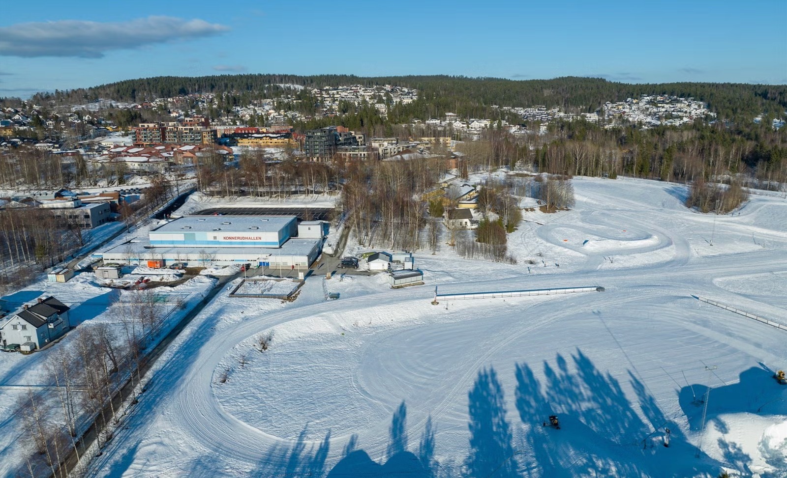 Konnerud har blant landets rikeste idrettsmiljøer, med storsatsing på langrenn, fotball, håndball og orientering.